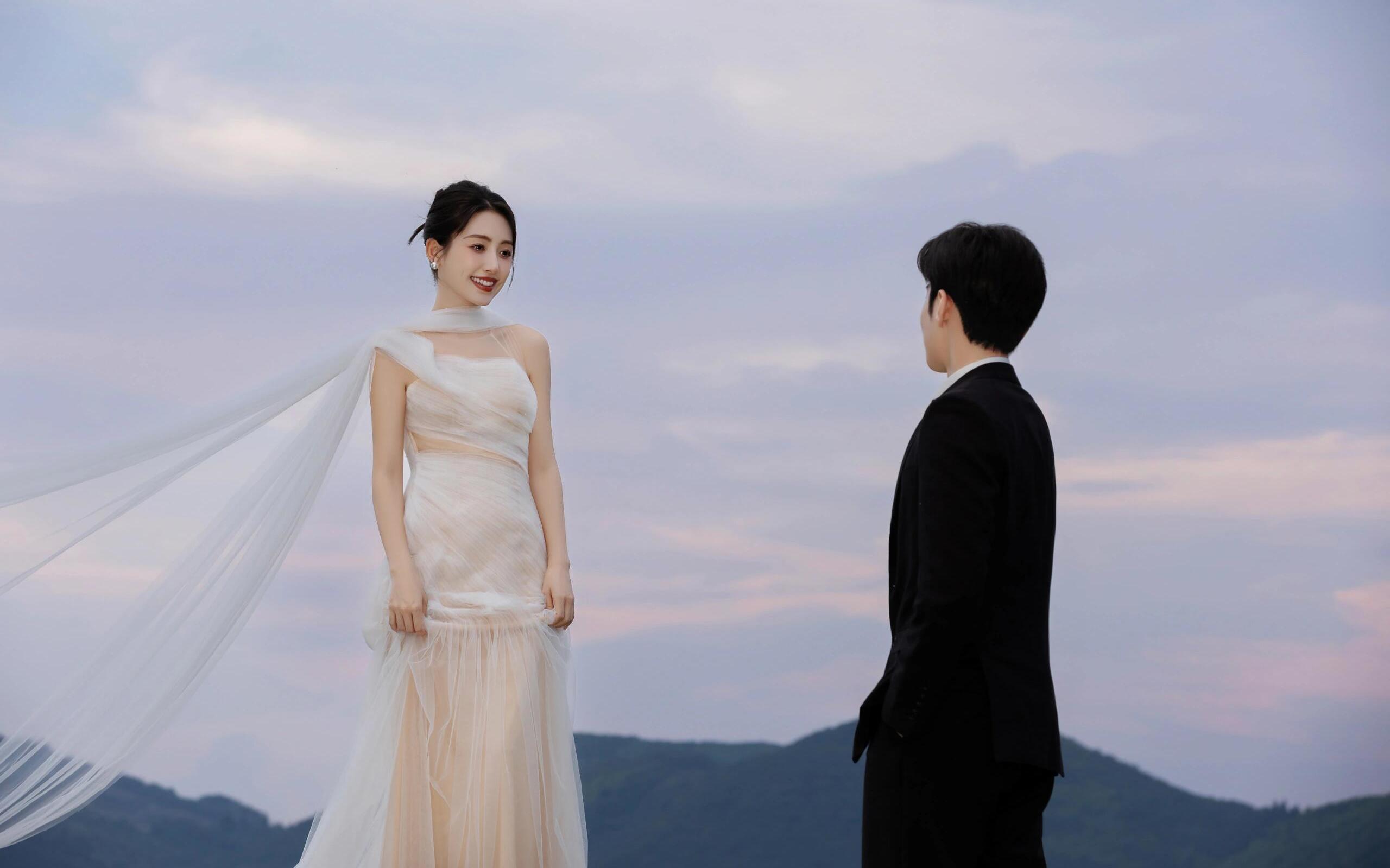 【心动预警 这组山顶电影感婚纱照绝了】