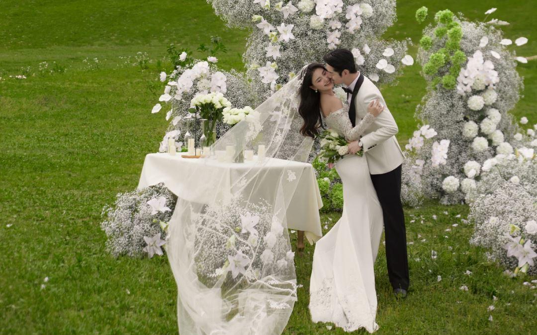 草坪花漾婚纱照｜把「童话婚礼」搬进现实花园💐