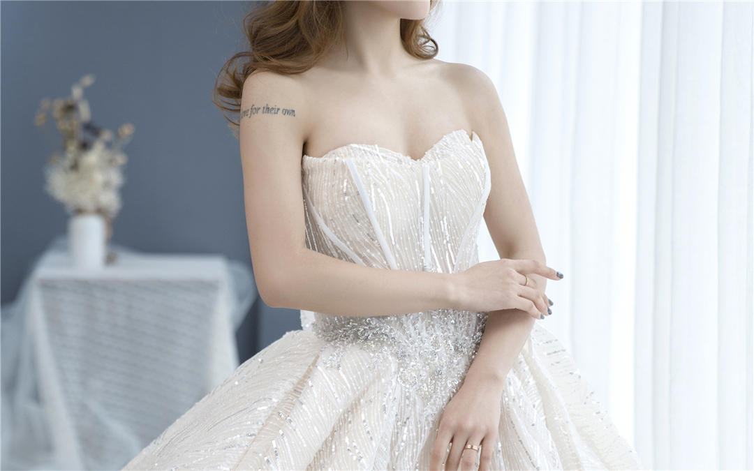 轻奢浪漫蕾丝刺绣嵌水晶蓬纱长拖尾