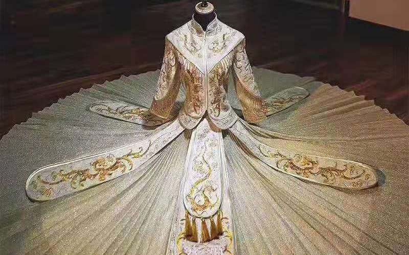 铂斐/气质出门金色秀禾服