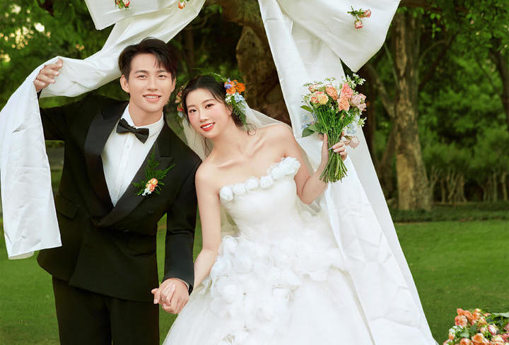 【鮮活又明媚的清新草坪婚紗照】