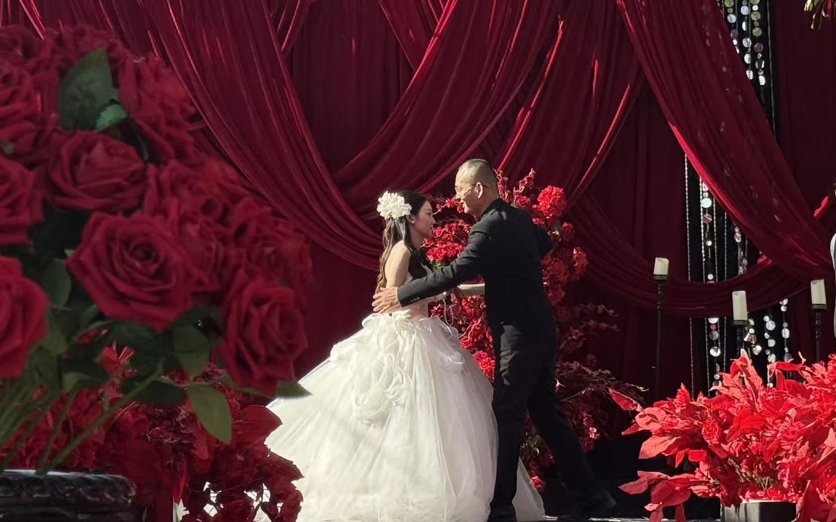 户外红色布幔婚礼