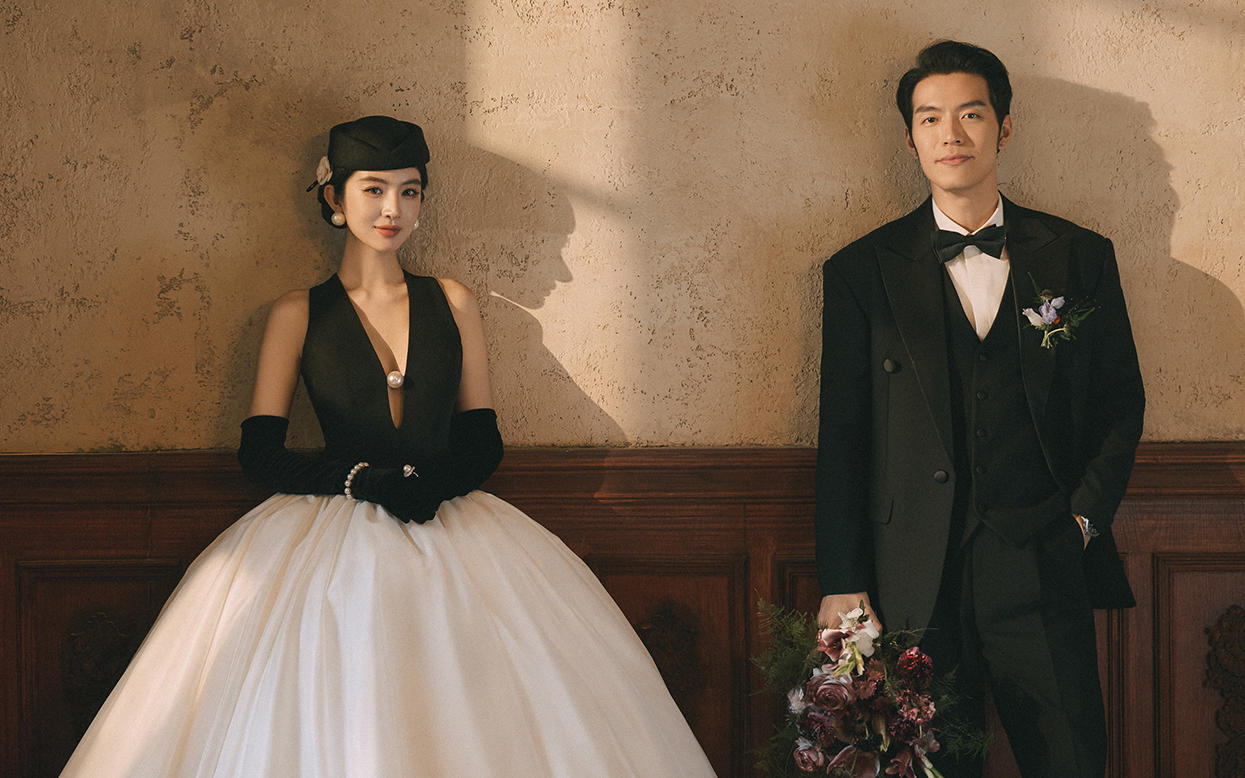 黑白线条，勾勒赫本式优雅拱门之后，是跨越时光的爱