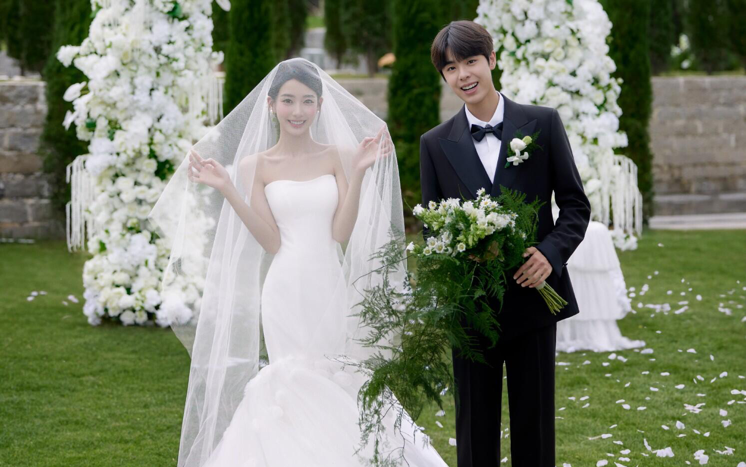 太絕了｜這個韓系草坪婚紗照直接封神