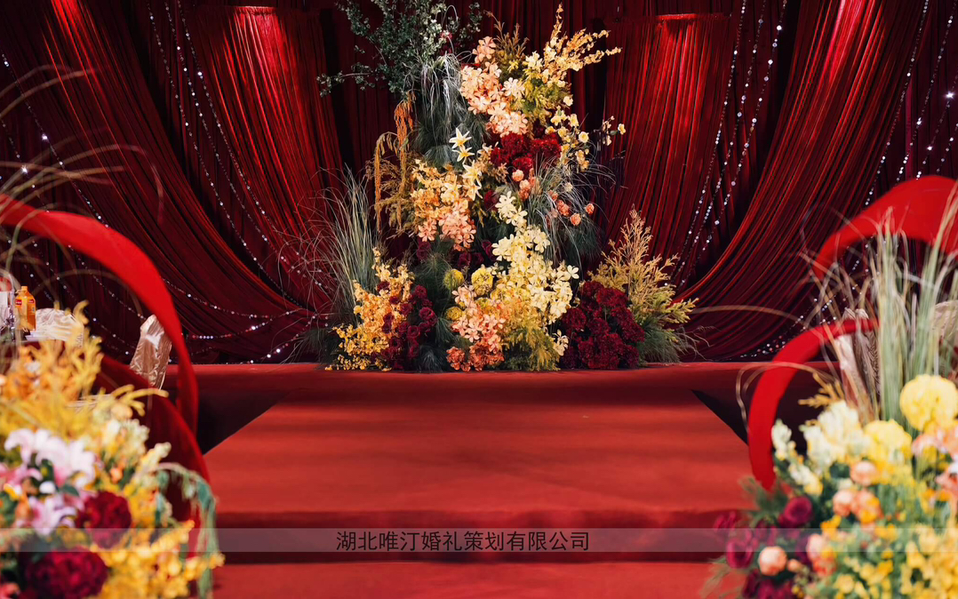 唯汀婚礼｜金丝绒布幔配金色亮片装饰