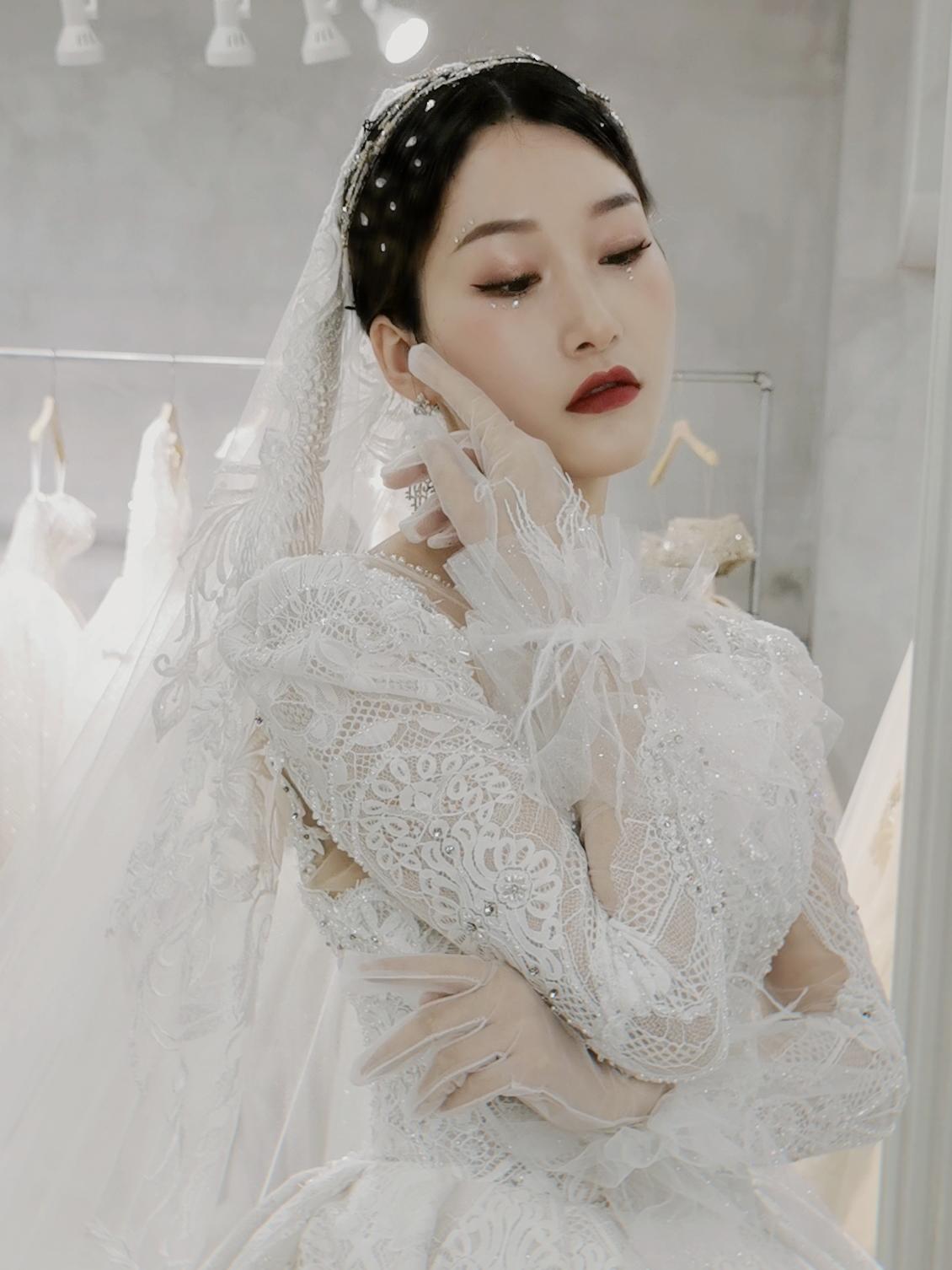 轻奢高级婚纱+星级跟妆套餐