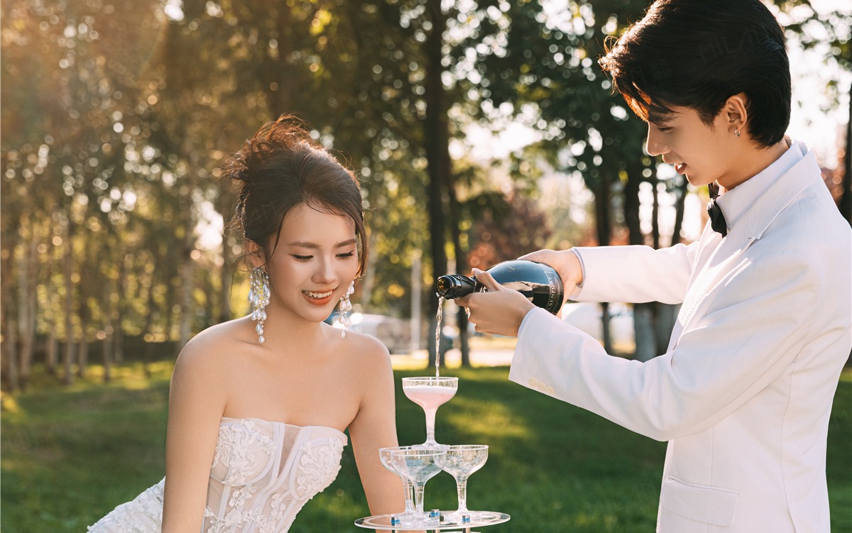 最近超火的"香槟塔婚纱照"，我们拍出来长这样