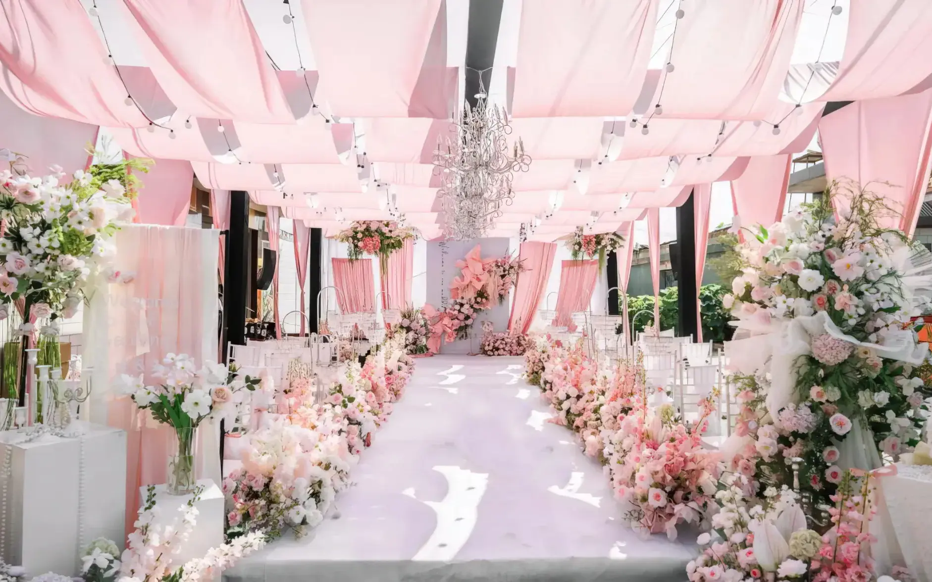 粉色户外布幔婚礼