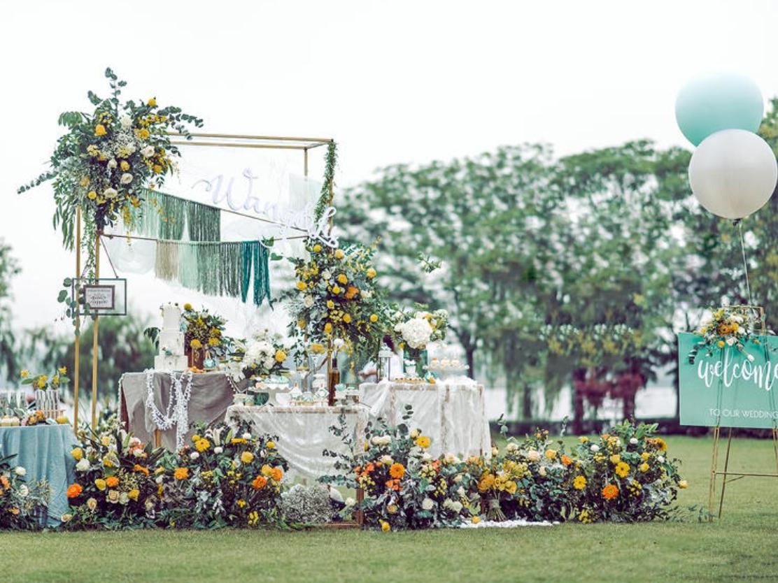 《户外草坪婚礼》可在自家门口办也可选酒店草坪办