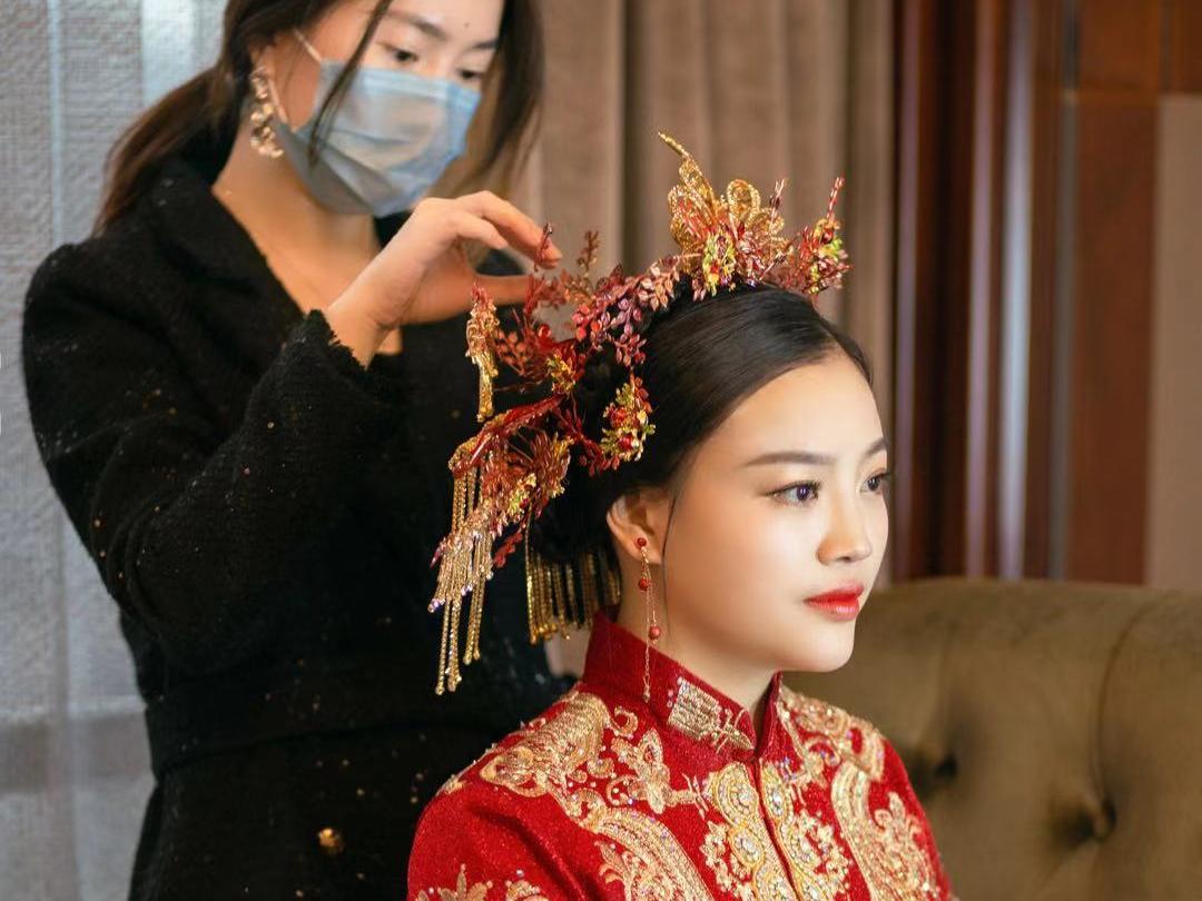 苏拉婚纱【总监档市内跟妆＋伴娘服2套＋妈妈妆1个