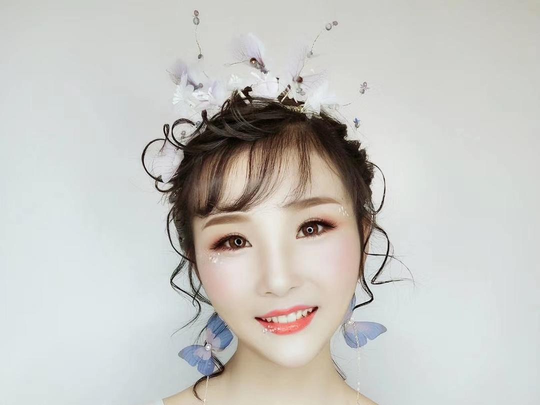 金牌化妆师全程跟妆任意三造型妆容送美甲
