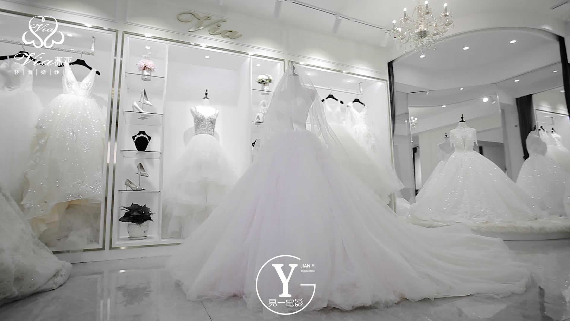 薇亚婚纱 奢华宫廷风长拖尾婚纱