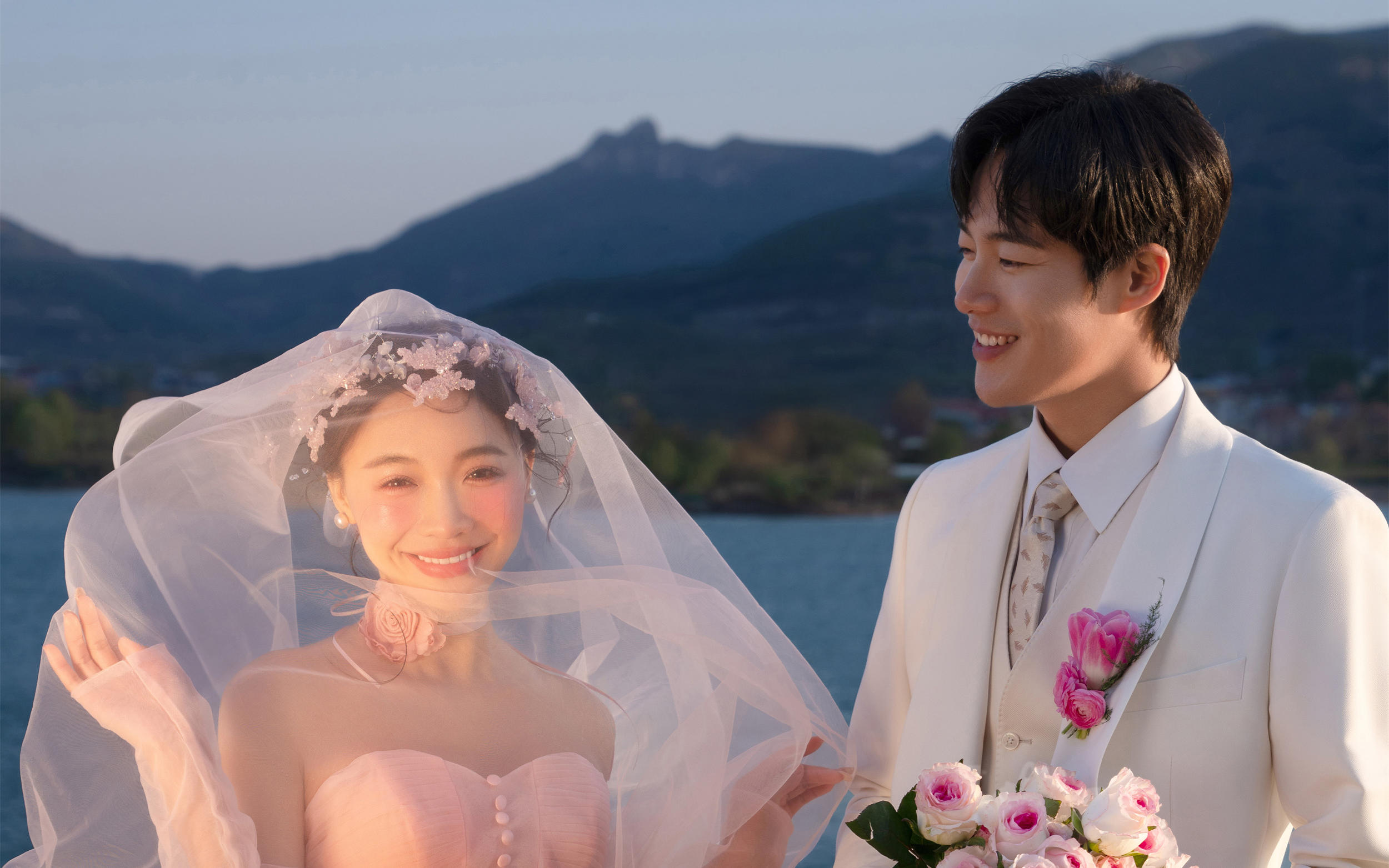 这套🎀美到挪不开眼！夕阳婚纱照好有氛围感