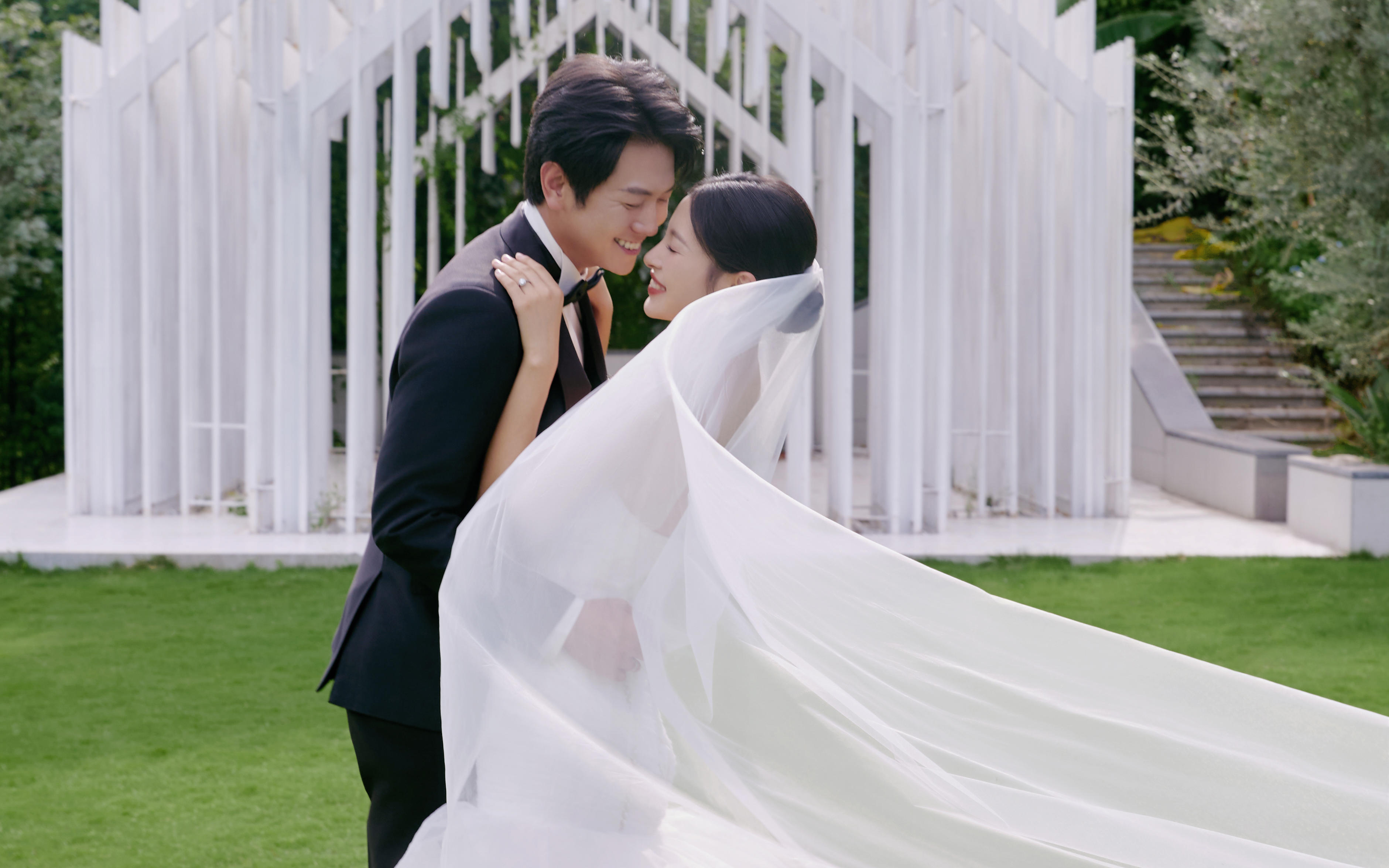 美到想官宣💐 教堂草坪婚纱照松弛感绝了