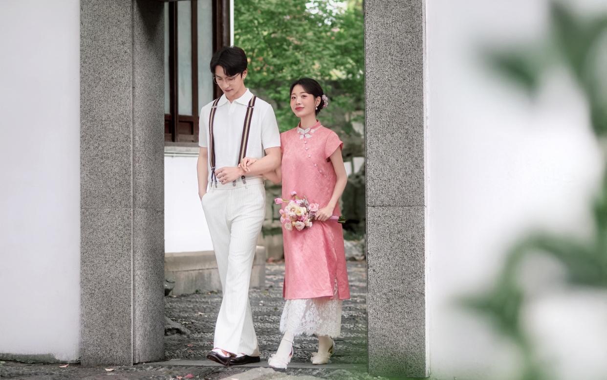 破防了姐妹们！被新中式婚纱照的审美硬控了