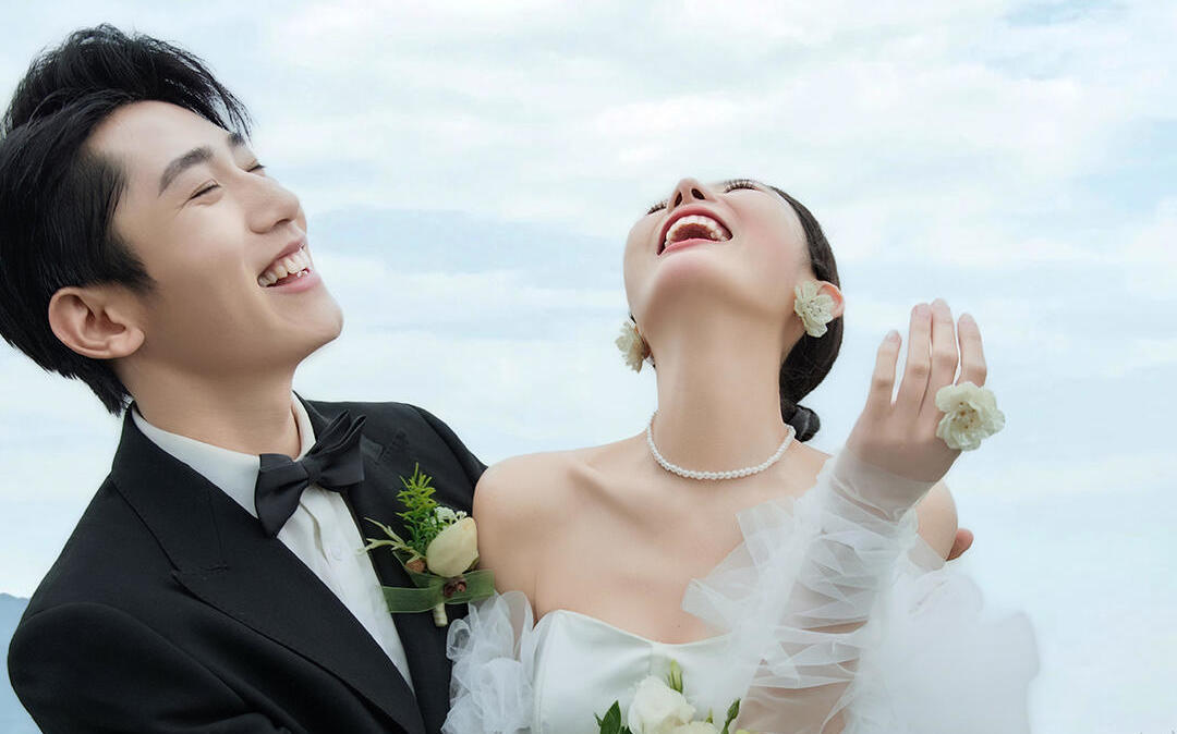 自由松弛又浪漫的户外婚纱照