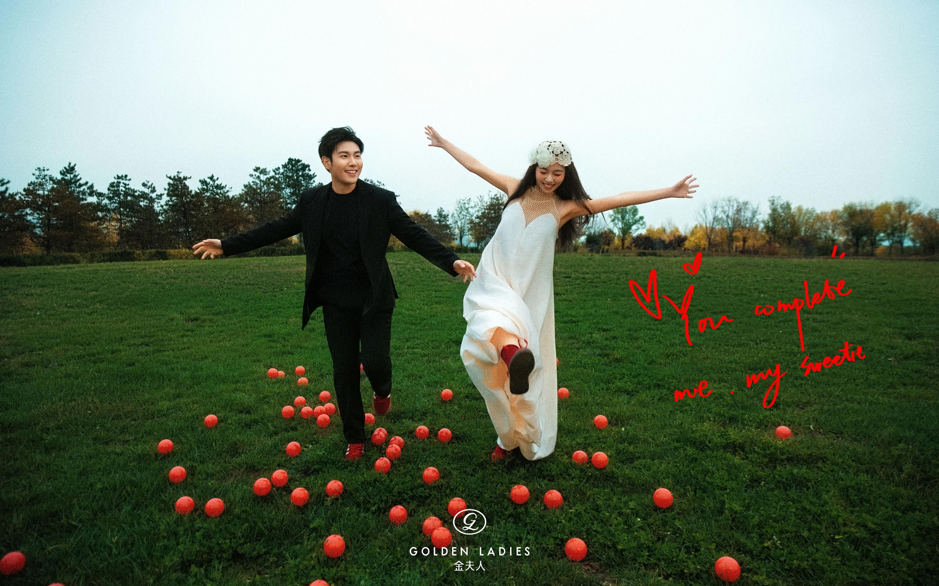 超绝生命力！00后的草坪婚纱照也太有趣了