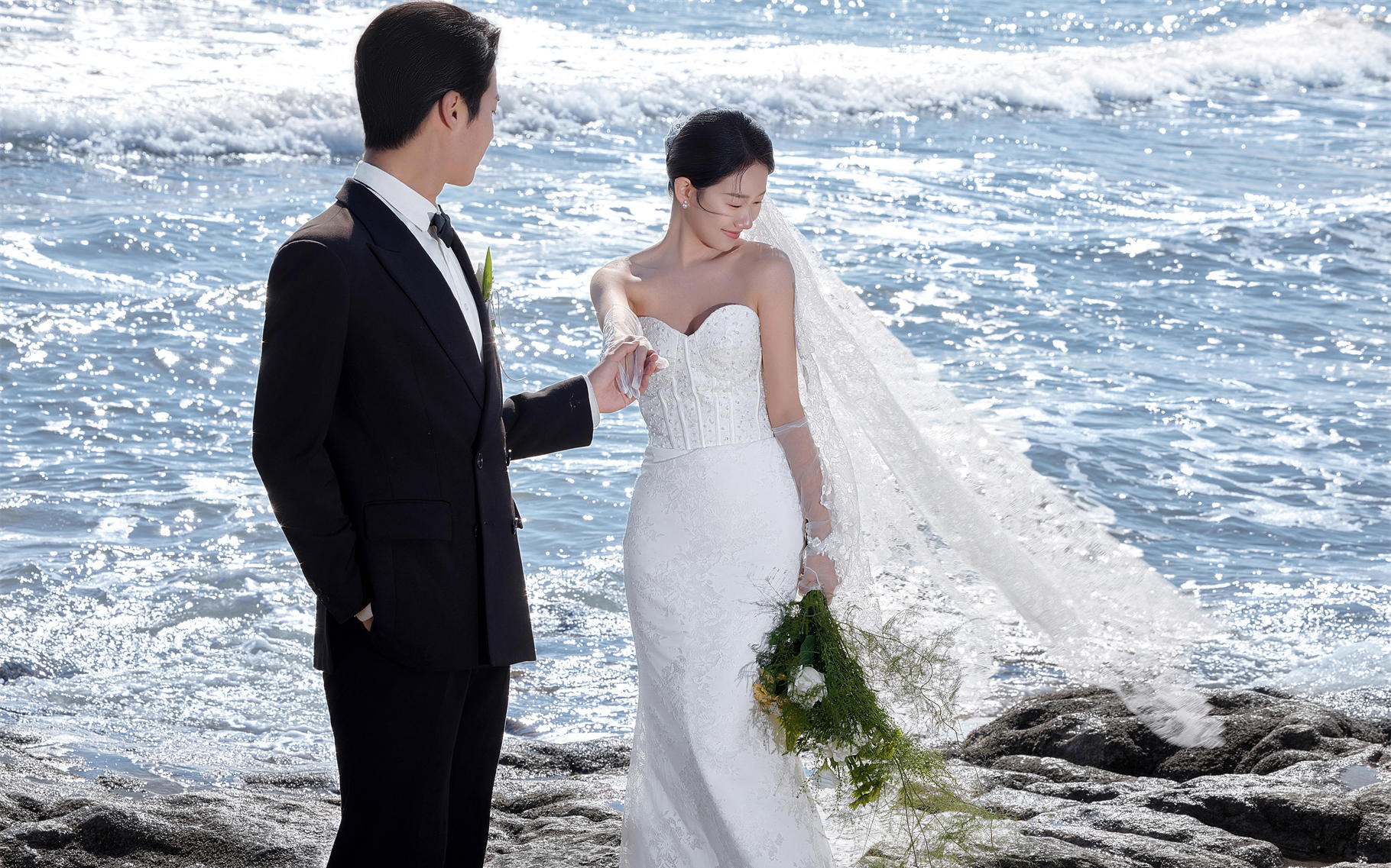 海景氛围感礁石婚纱照