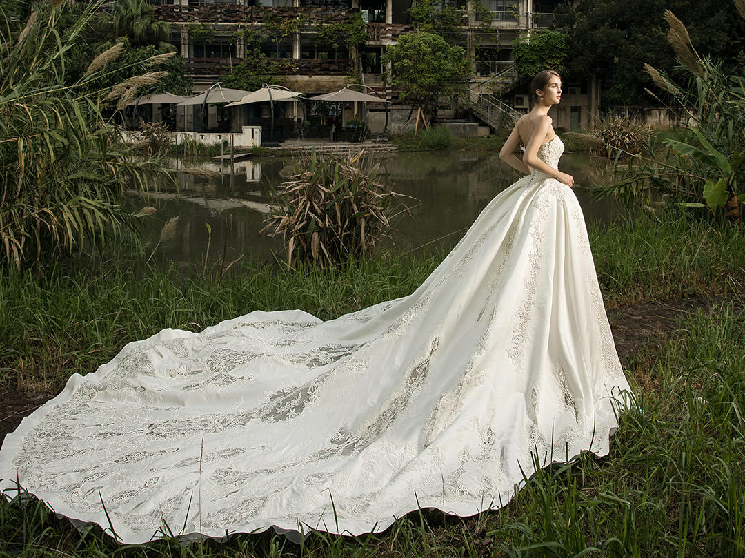 首席跟妆+拖尾主纱三件套+赠送伴娘服