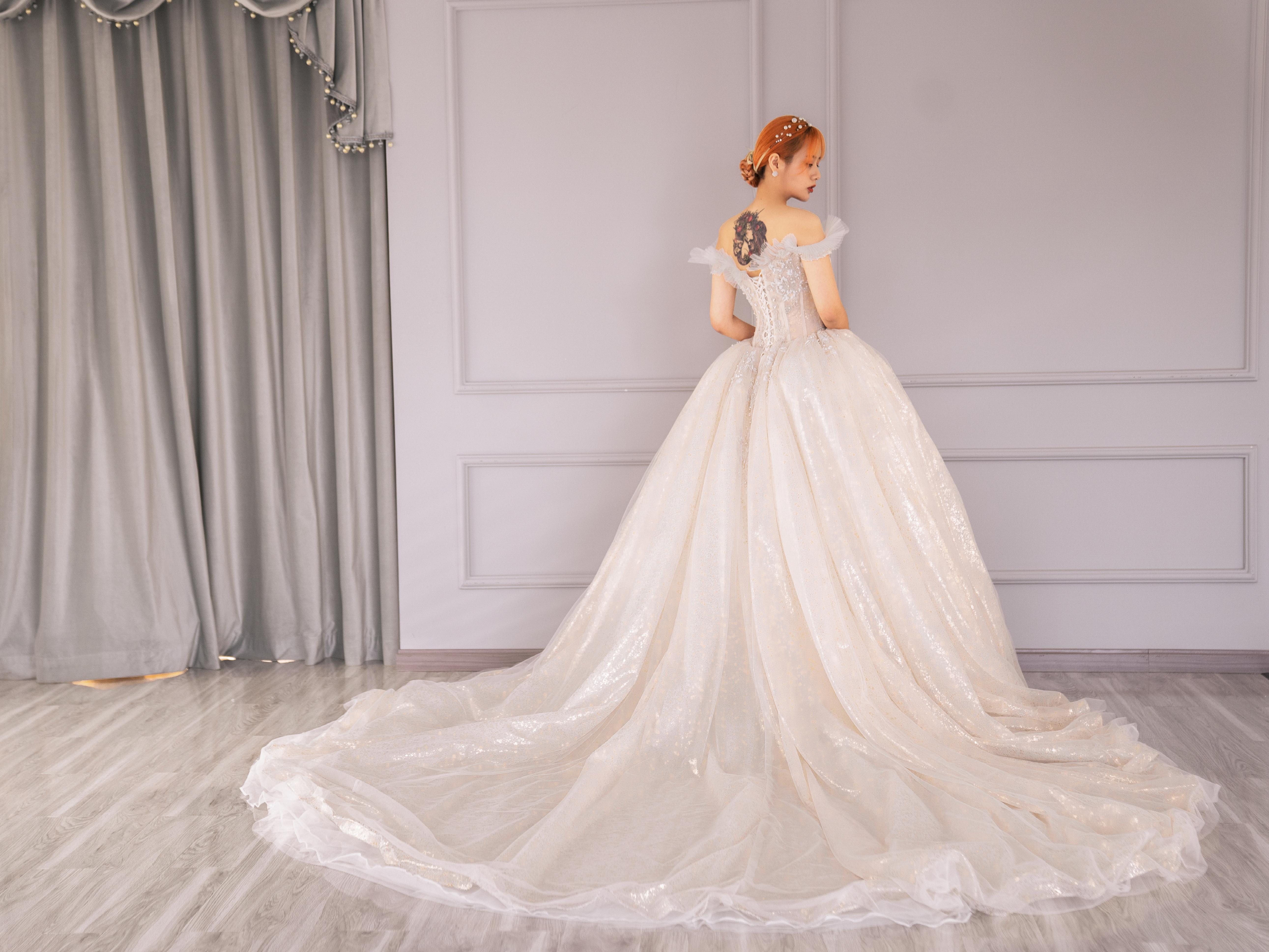 【人气爆款】品牌婚纱四件套租赁套套系