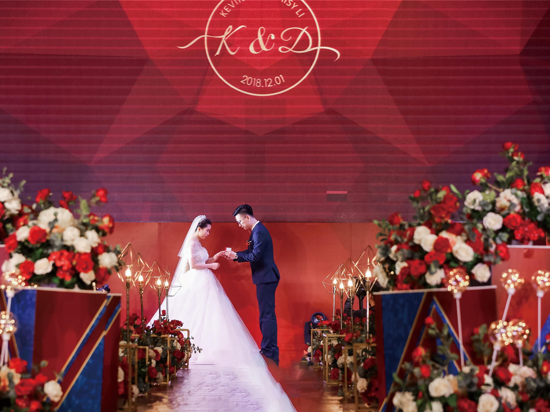 布置+人员+仪式区+灯光+大屏+婚车