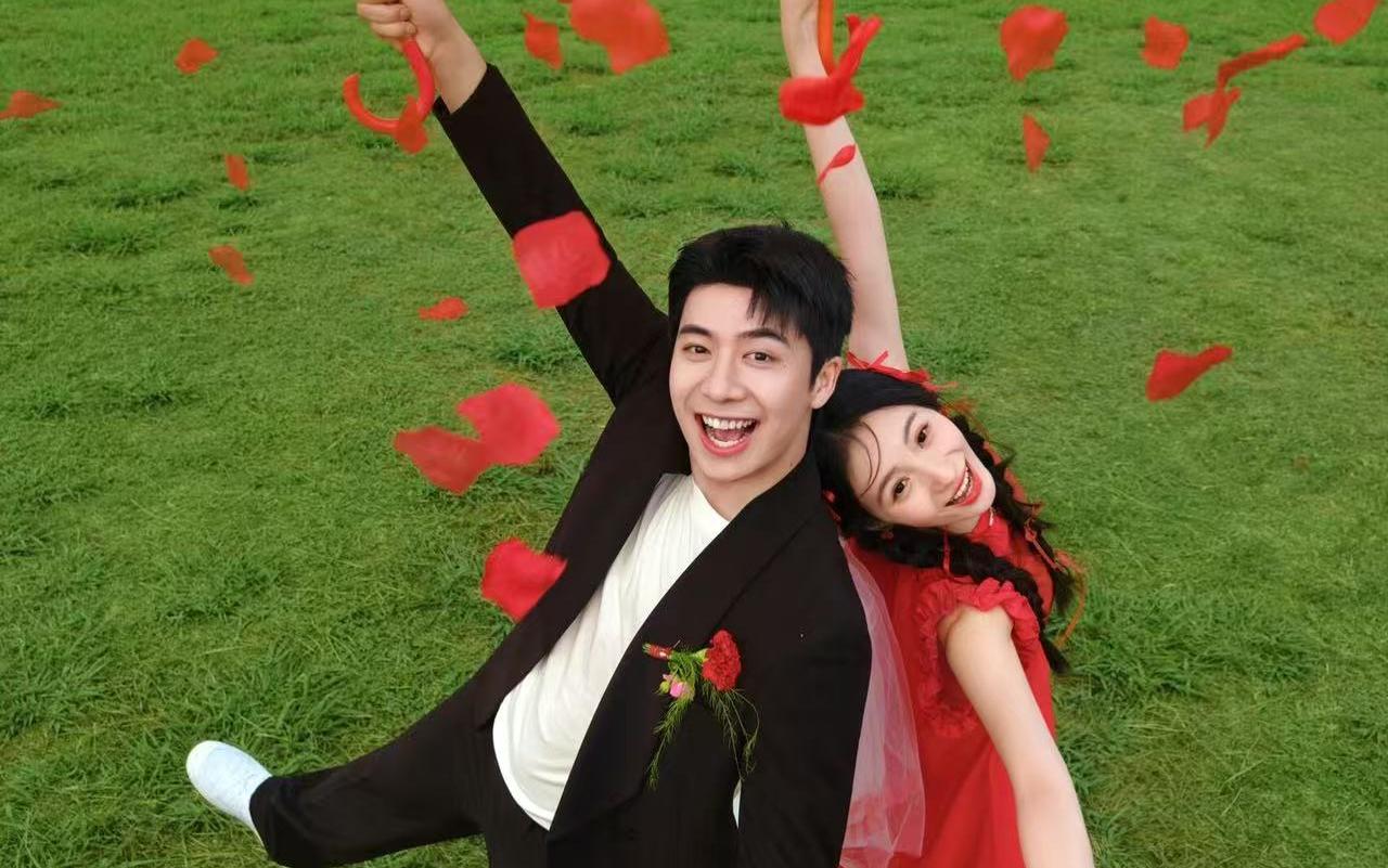 00后的東方紅草坪喜嫁風(fēng)婚紗照 青春又熱烈