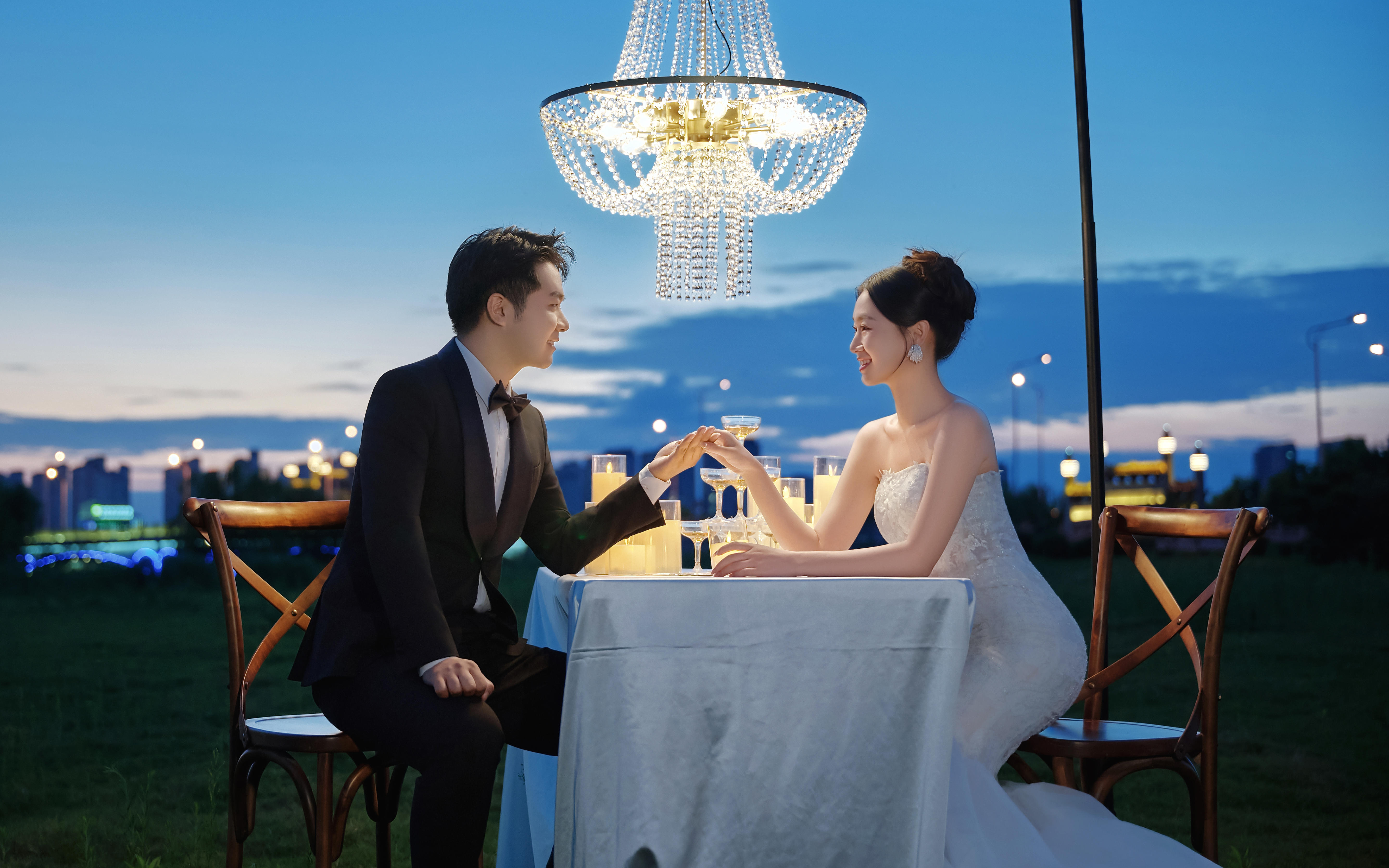 客片分享 |谁能拒绝矜贵的夜景老钱风婚纱照