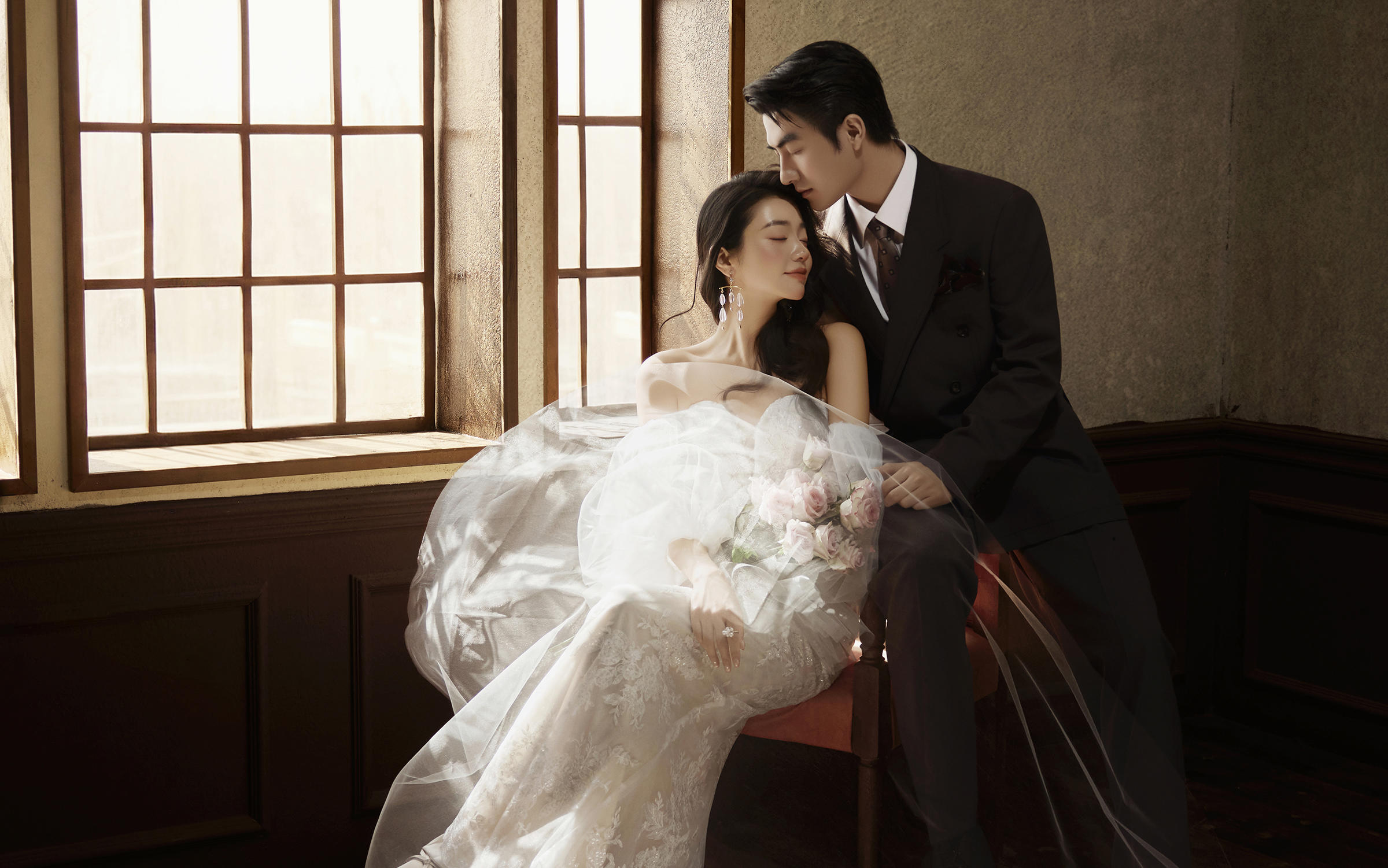 暖光漫過窗欞，定格我們的復(fù)古婚紗照