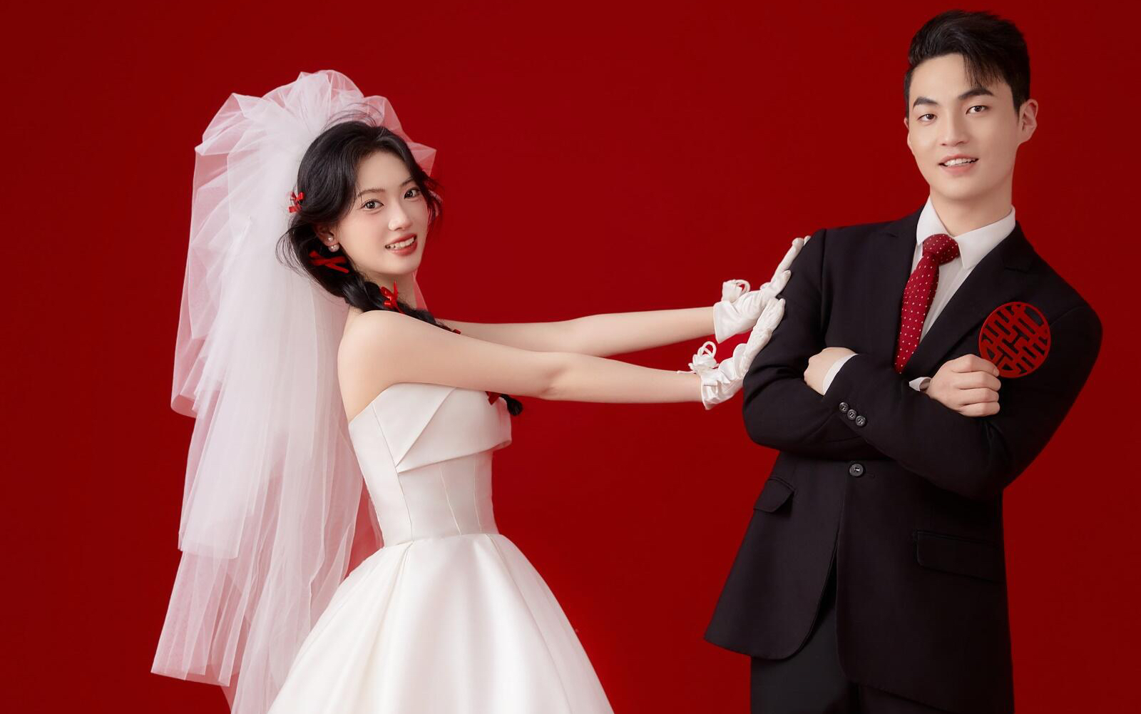 红底囍字配搞怪，婚照甜到冒泡