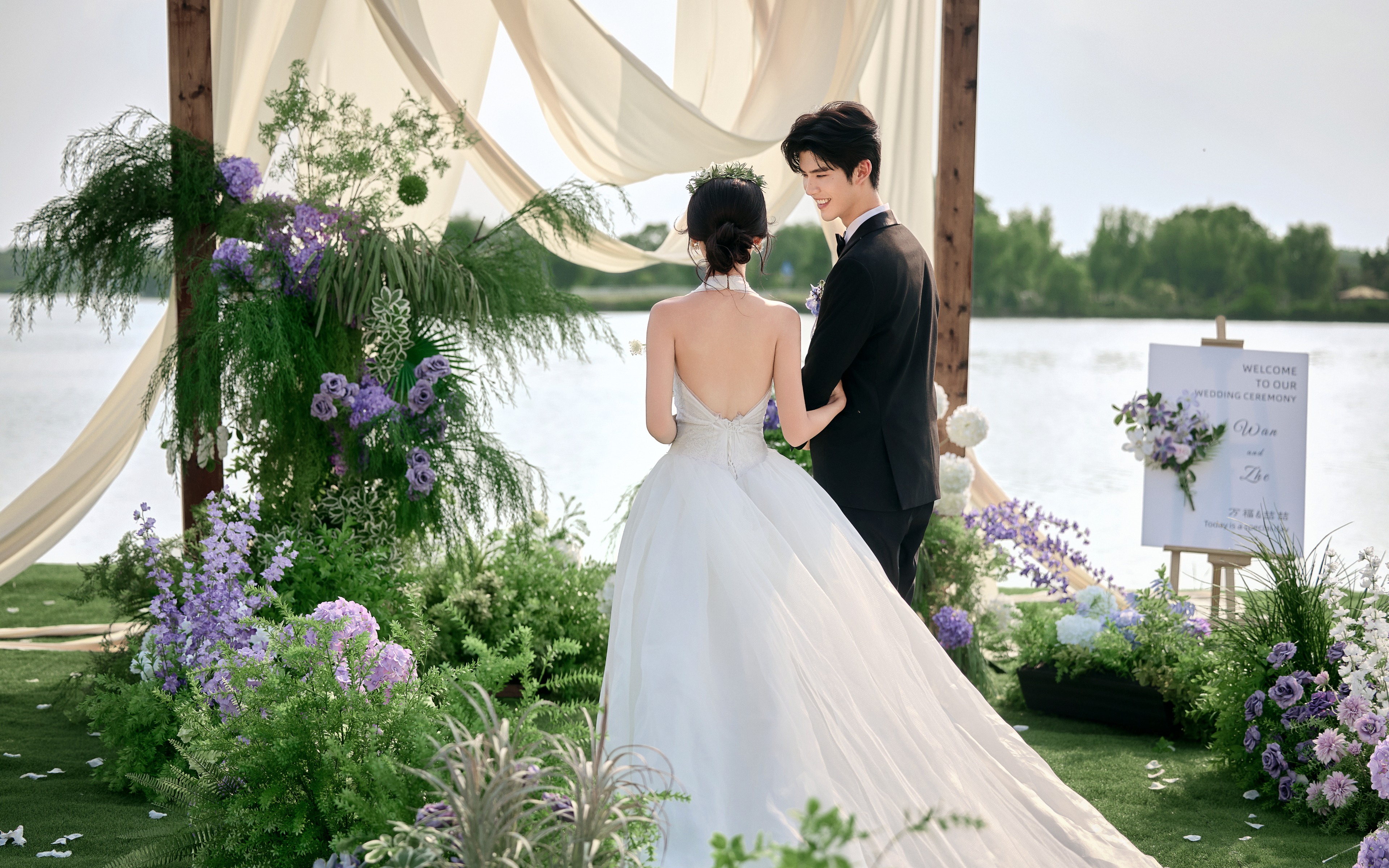 目的地草坪文艺浪漫婚纱照
