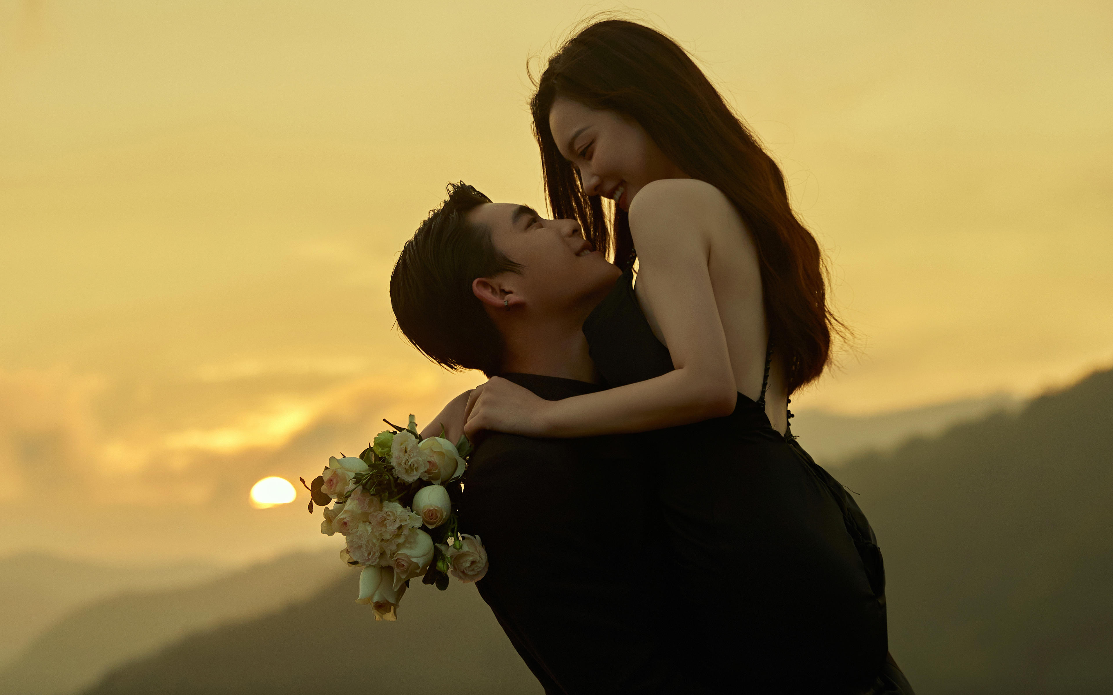【山顶婚照】落日熔金做背景，把热烈与浪漫焊在细节