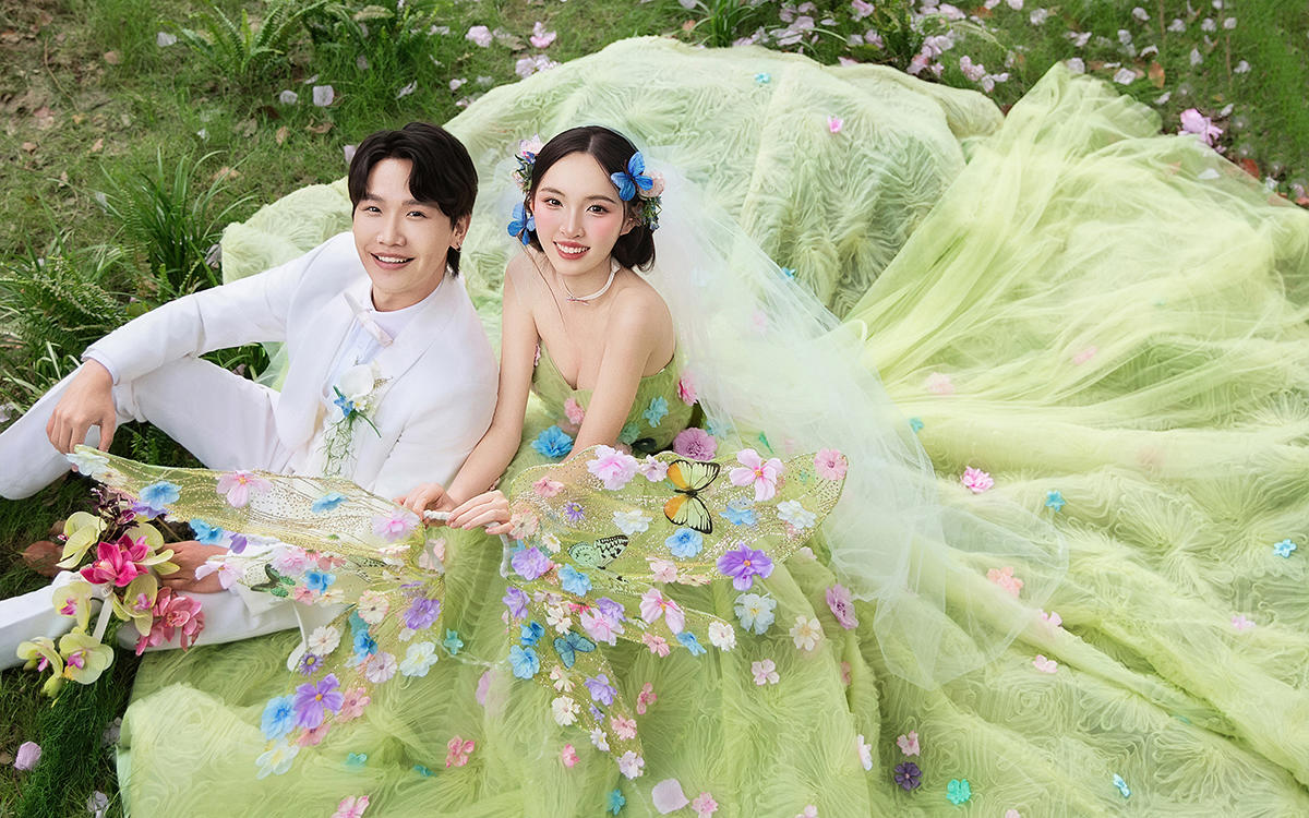 被鲜花和阳光包围的森婚纱照封神了！💐