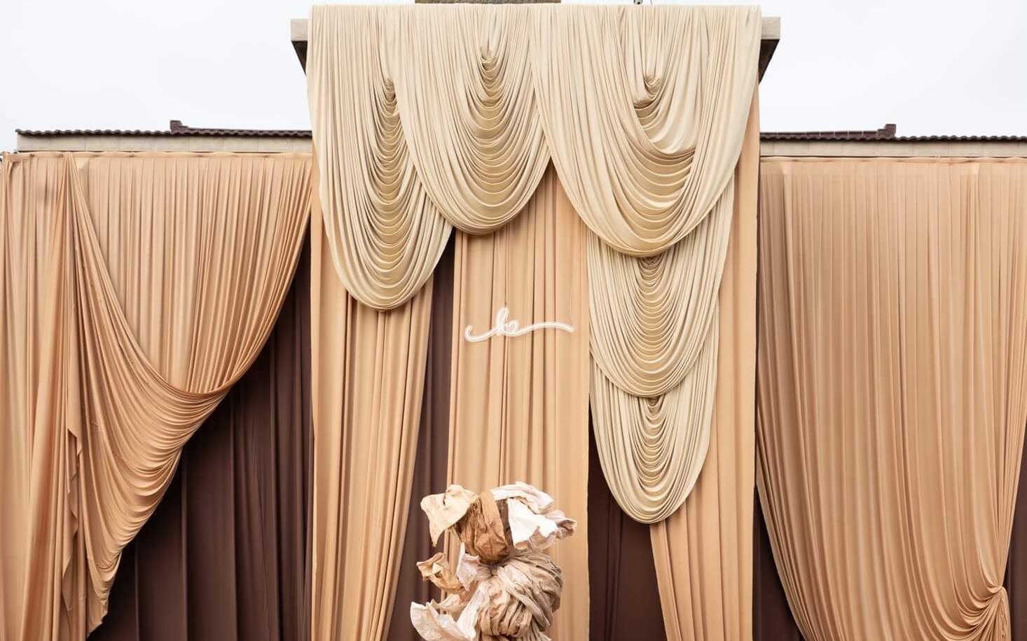 【美卡婚礼】户外庭院—咖色系布幔挑高农村婚礼