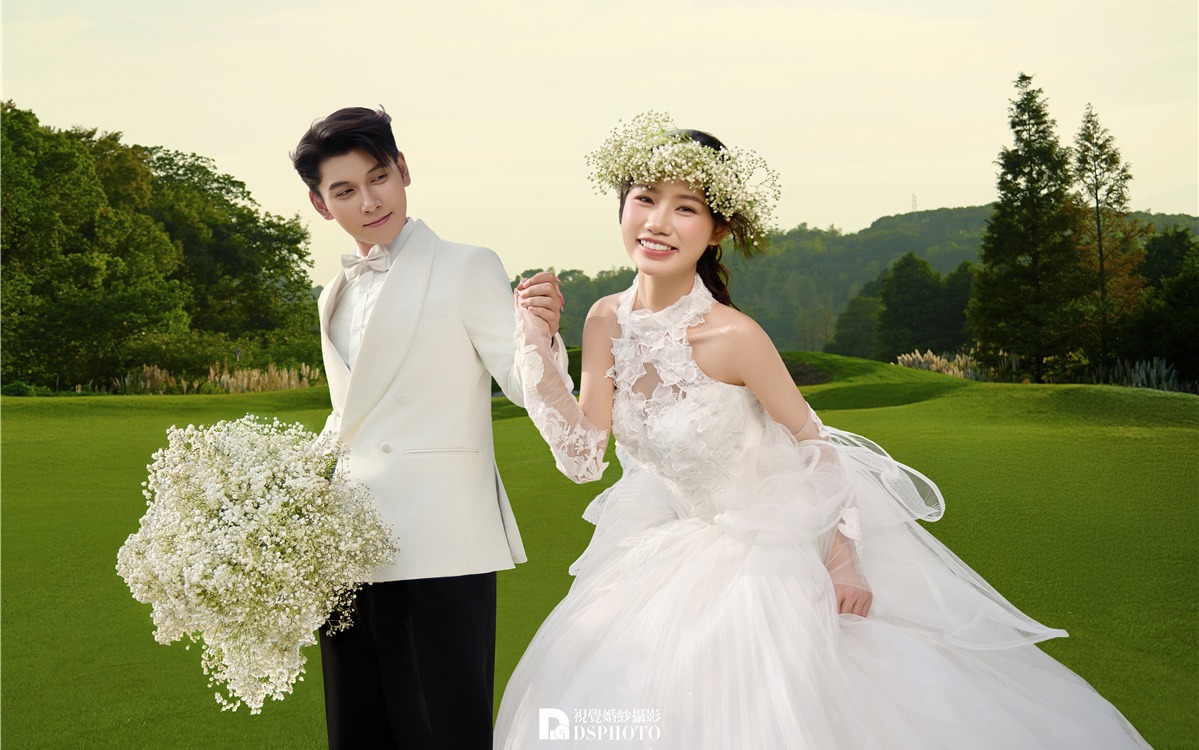 草坪婚紗照！滿天星撞進(jìn)白紗里，是心動的感覺啊??