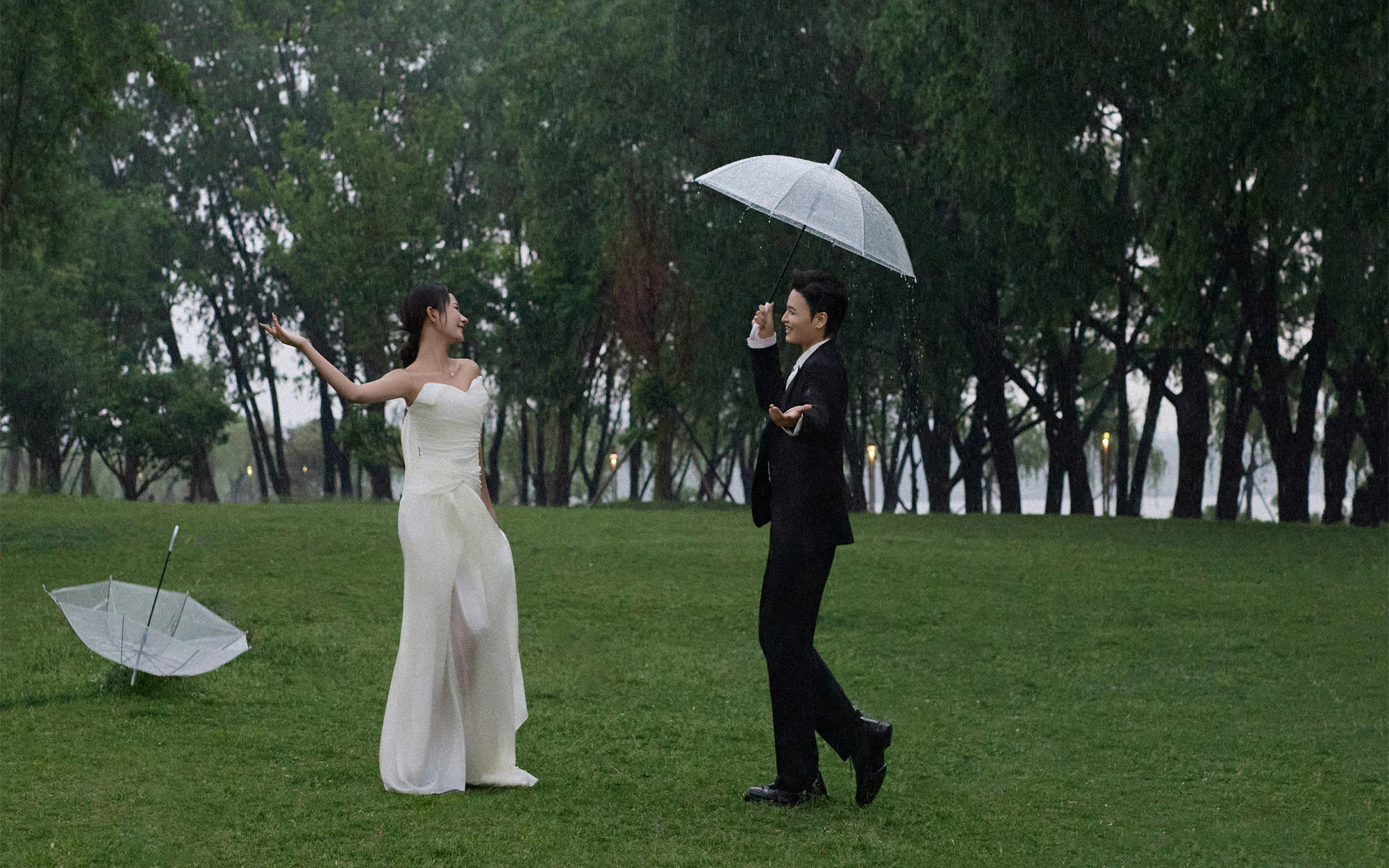 雨天就是氛围感的滤镜！草坪胶片婚纱照赢麻了