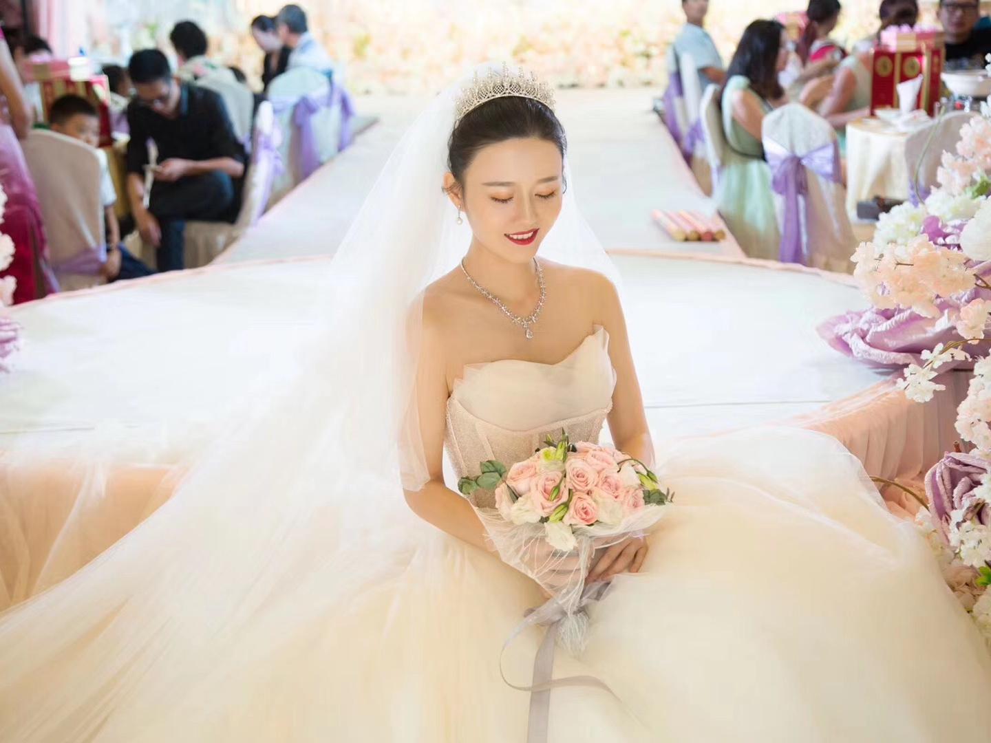 维多利亚跟妆+婚纱或中式+礼服+伴娘服