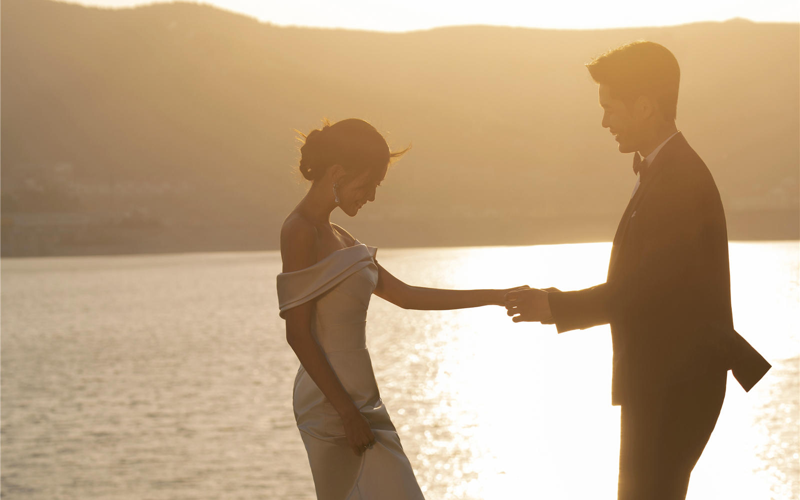 落日余晖✨氛围感MAX的湖边婚纱照太绝了！