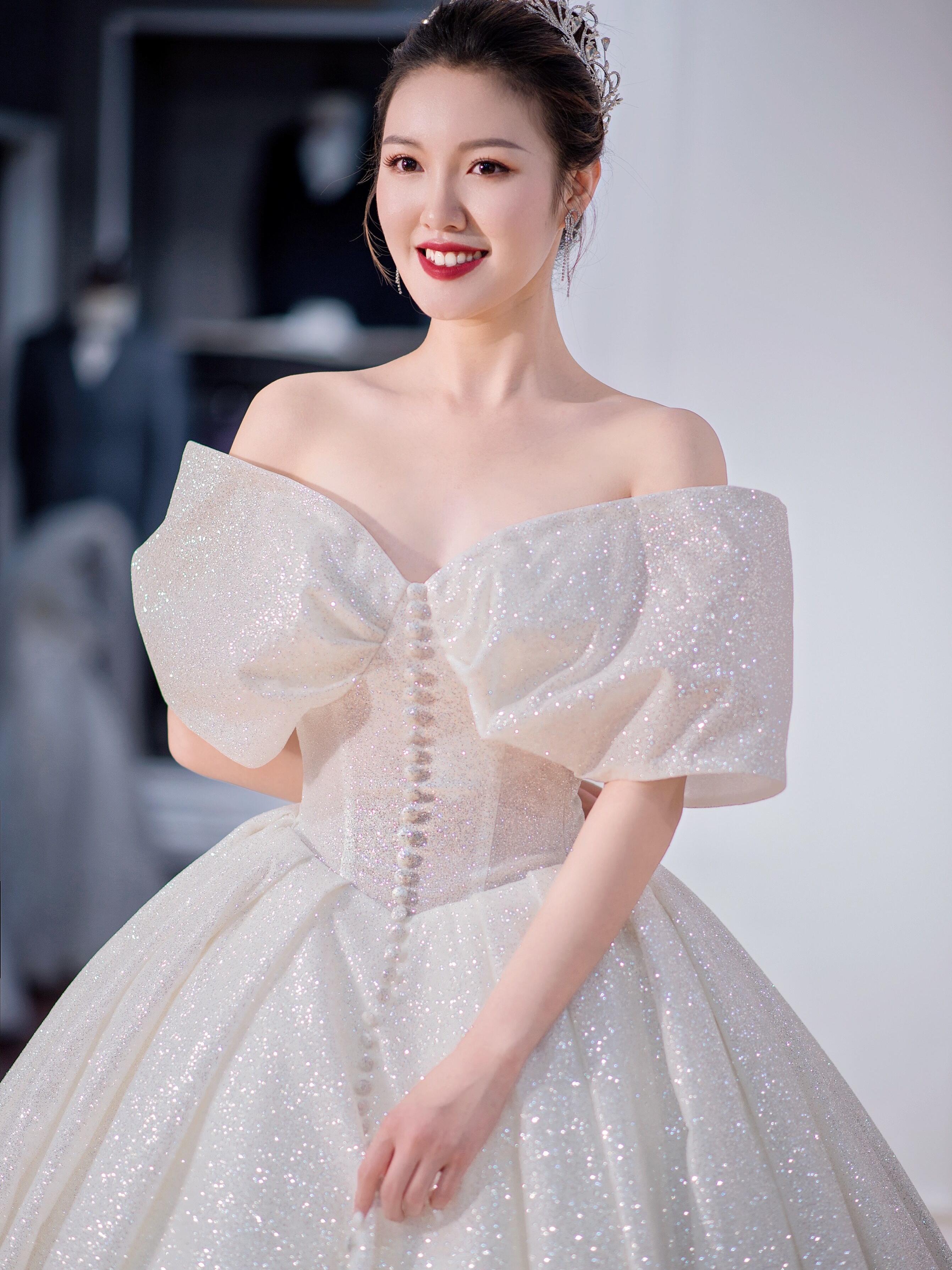 【婚纱+跟妆+西服】一体化婚礼服务