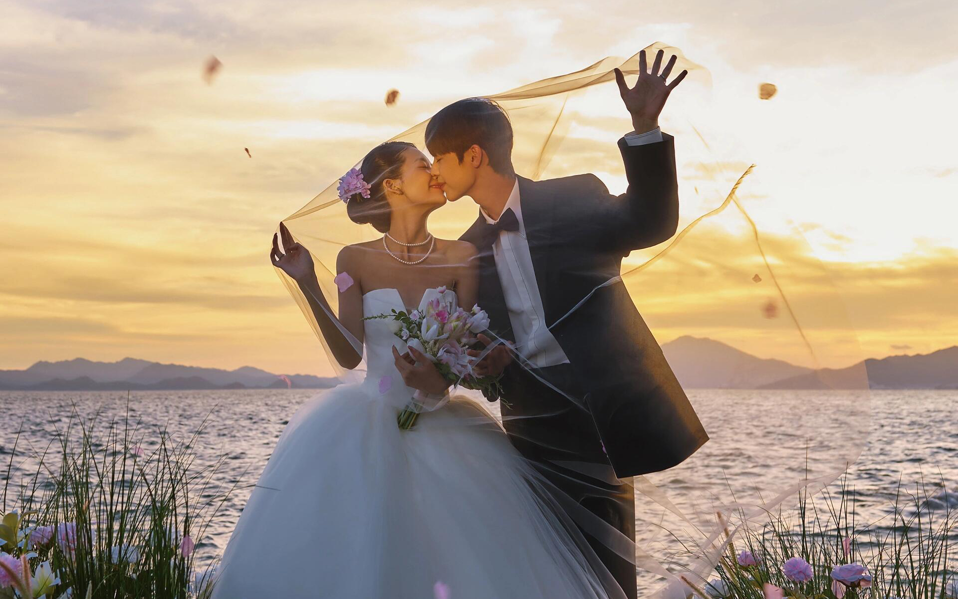 爱在黄昏日落时｜电影感夕阳海景婚纱照