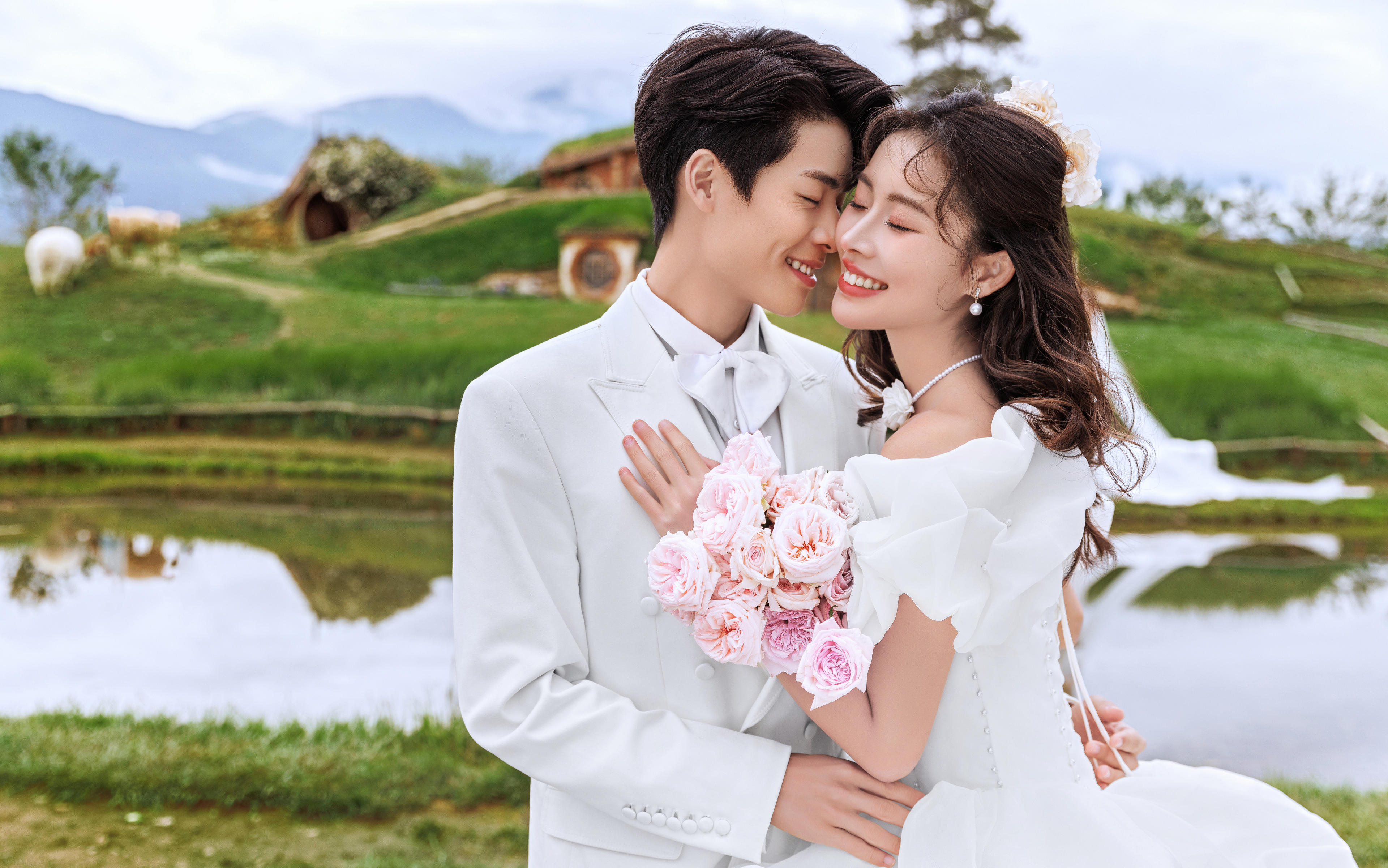 听花谷邂逅萌宠羊驼，雪白丽江婚纱照演绎浪漫童话