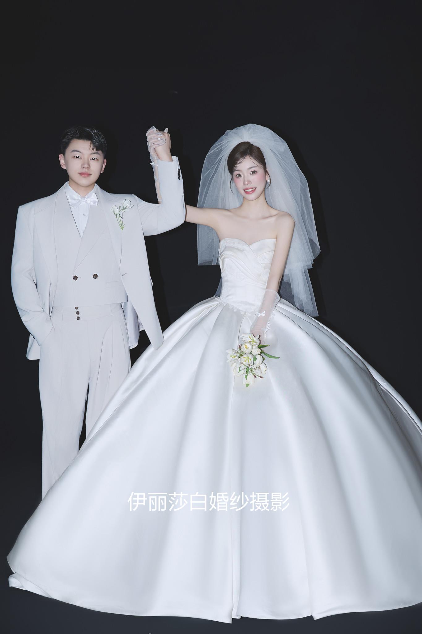 拍婚紗照3888套餐有跟妝+秀和+禮服 