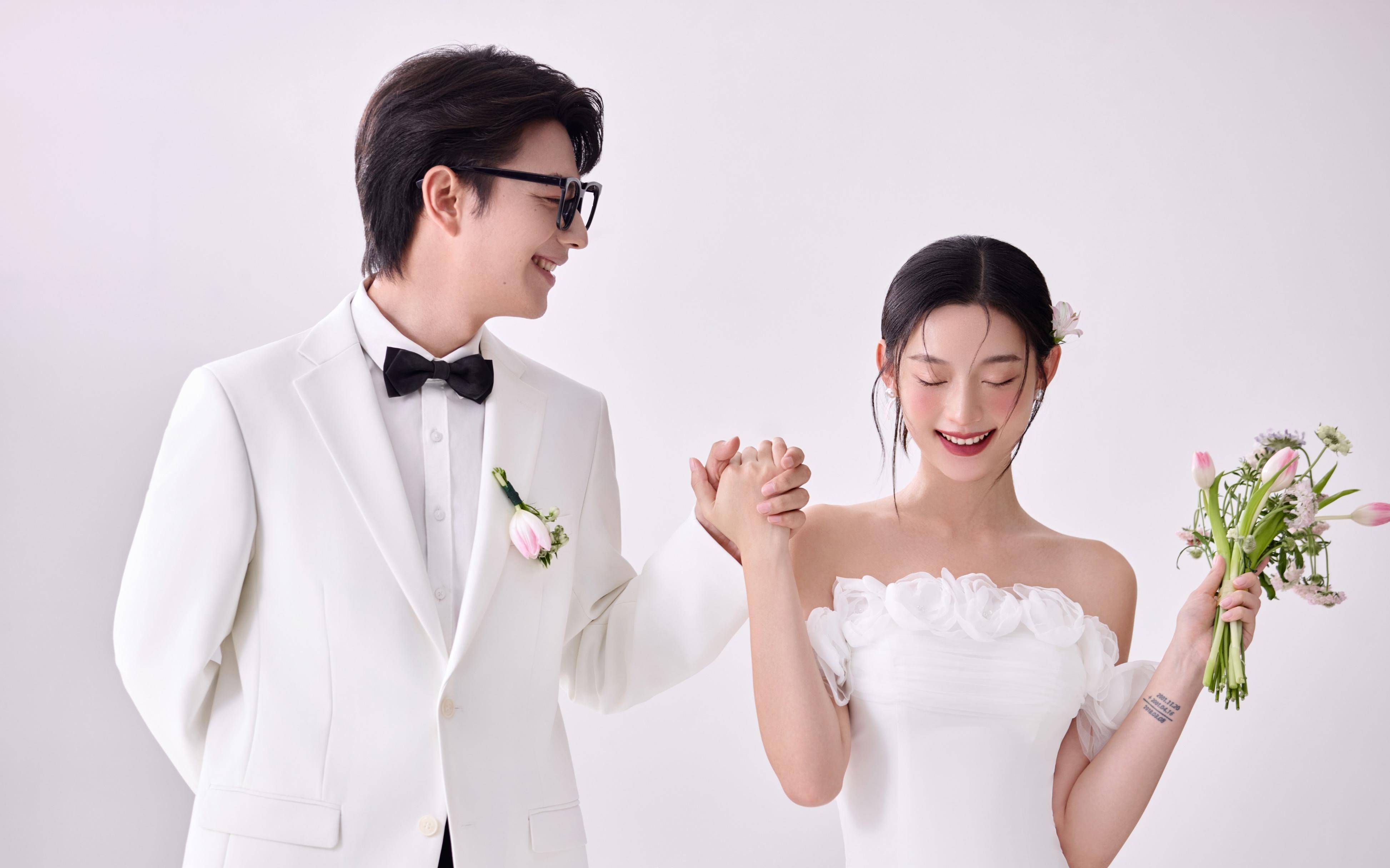 极简主纱婚照｜纯色背景定格纯粹爱意瞬间