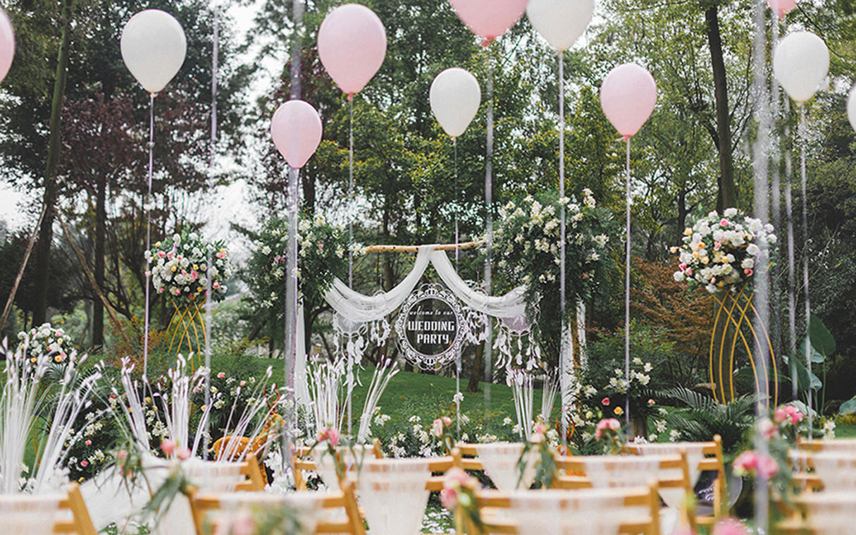 白绿色森系户外-凡伊梦婚礼主题定制