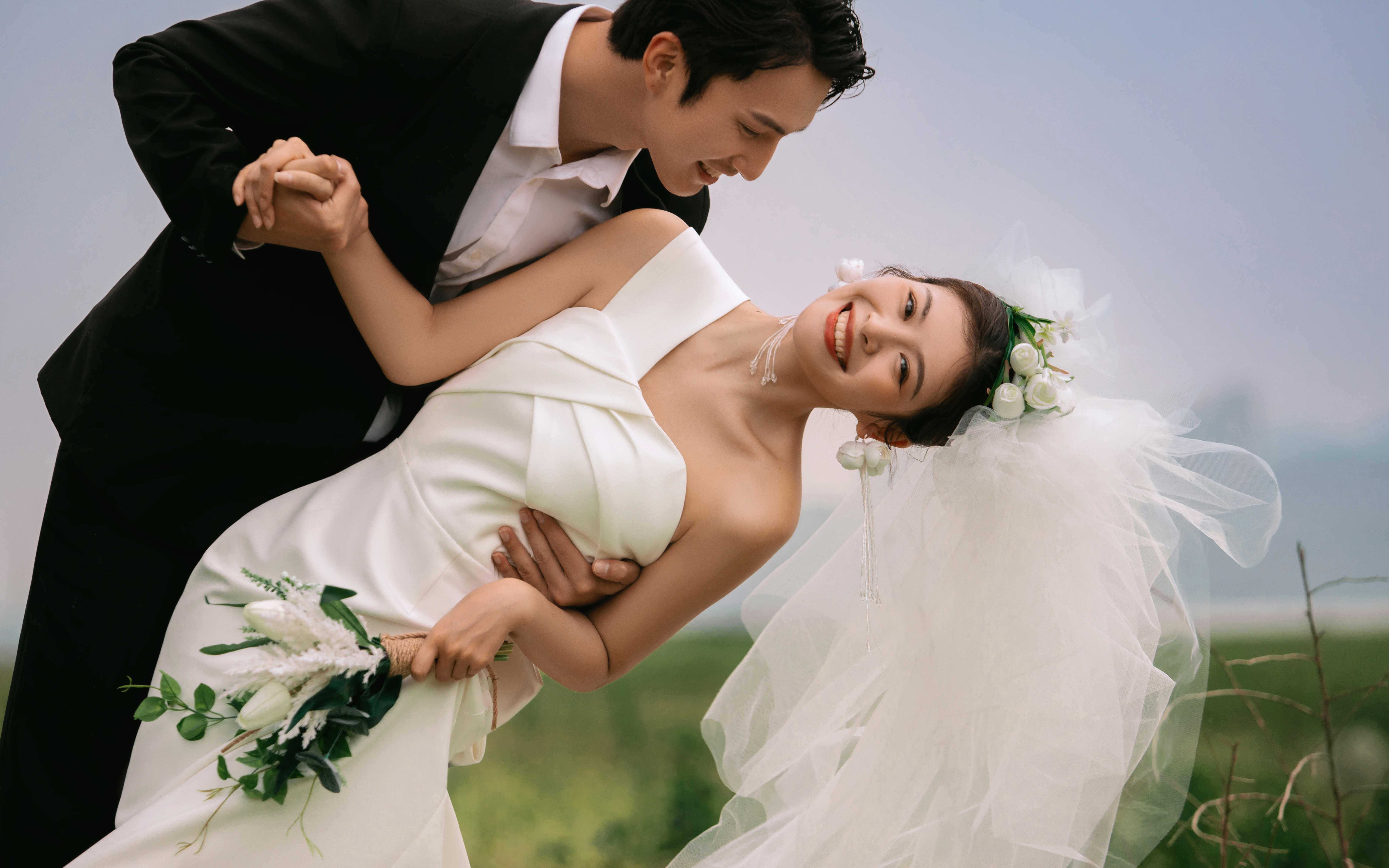 風(fēng)起時(shí)，草坪是我的答案｜森系風(fēng)格婚照參考