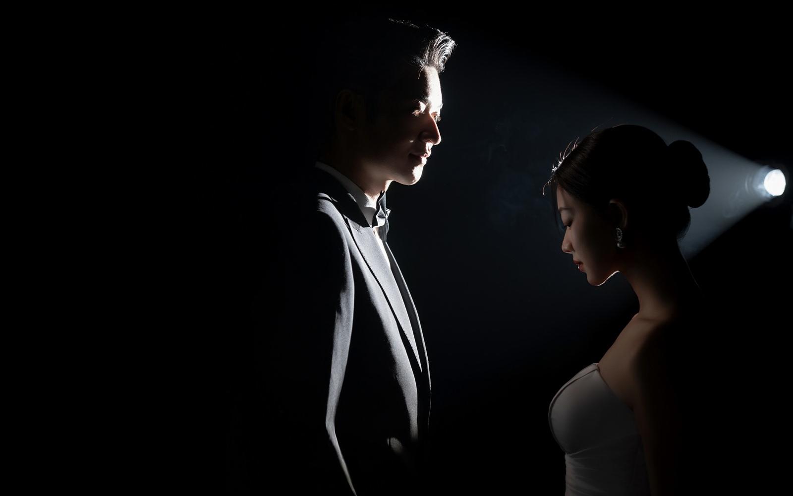 意境感满分💯的室内黑白剪影婚纱照