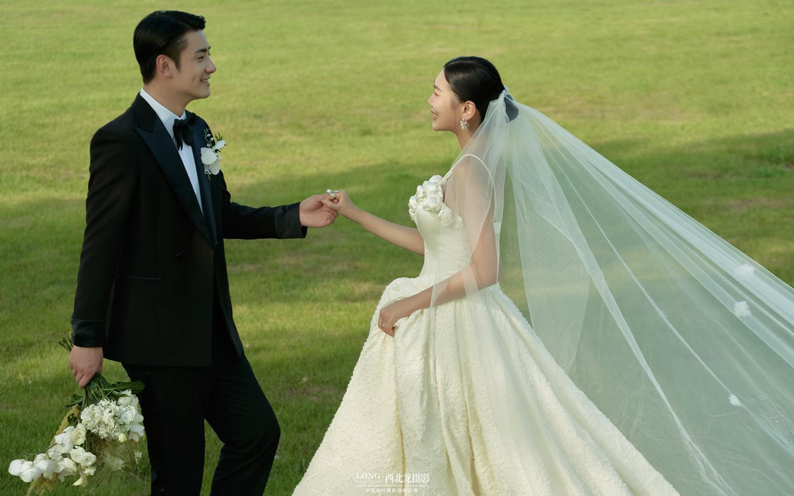 清新治愈感填满镜头🍃｜森系草坪婚纱照