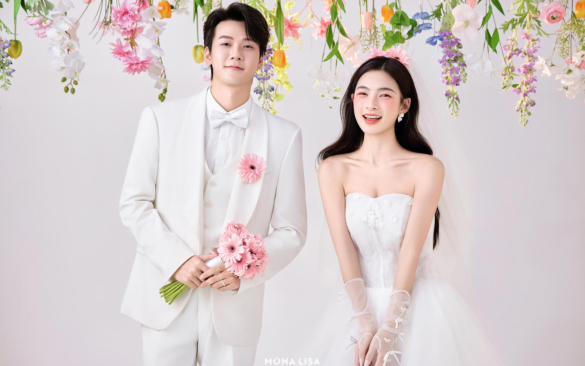 满屏的鲜花 粉粉紫紫的室内婚纱照