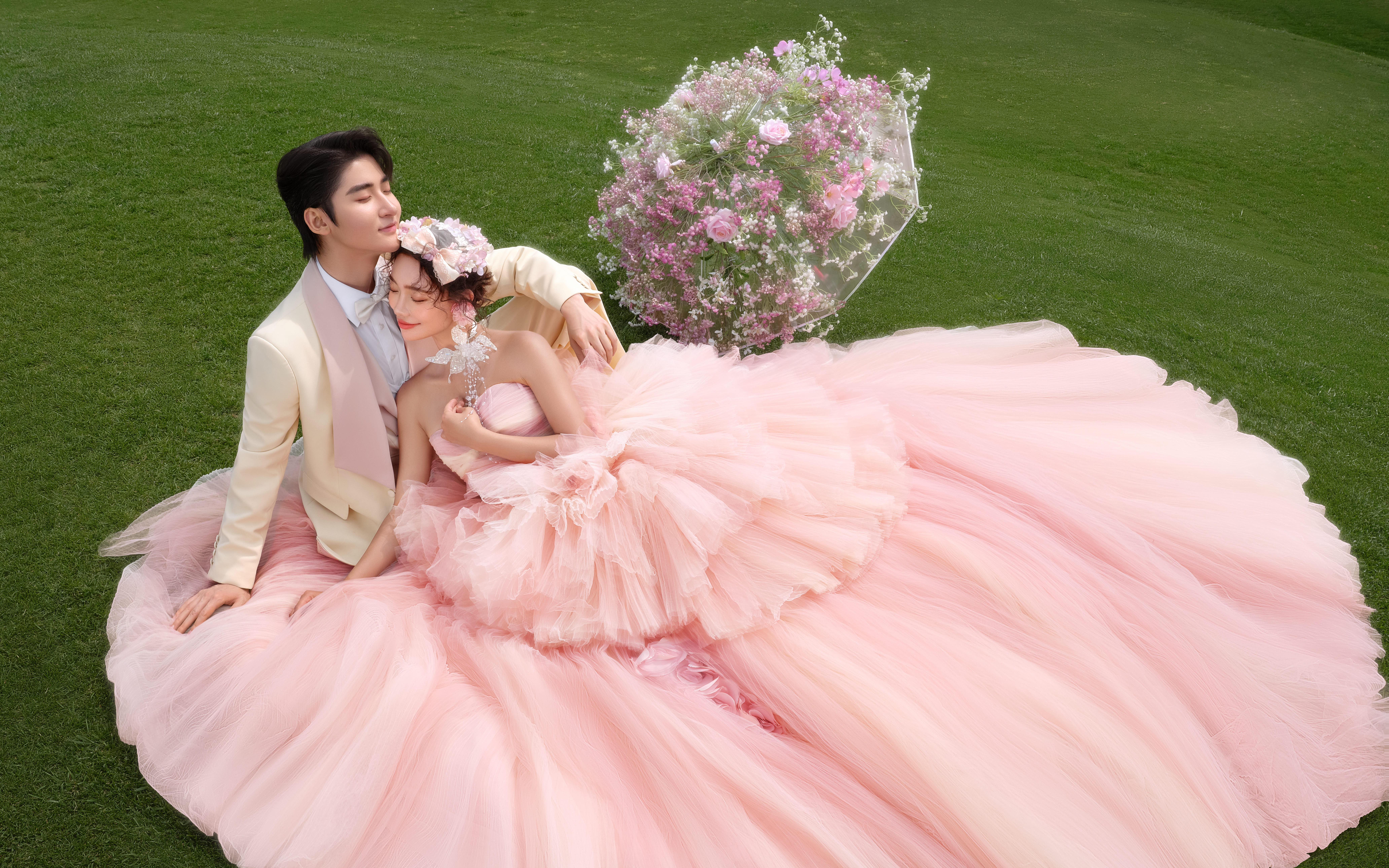 【限时特惠】森系草坪婚纱照 拍出少女心爆棚甜蜜感