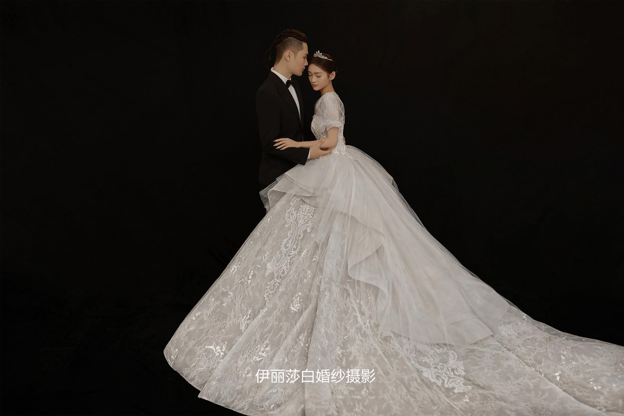 4699套餐送：跟妆+新娘4套+伴娘服+伴郎服 