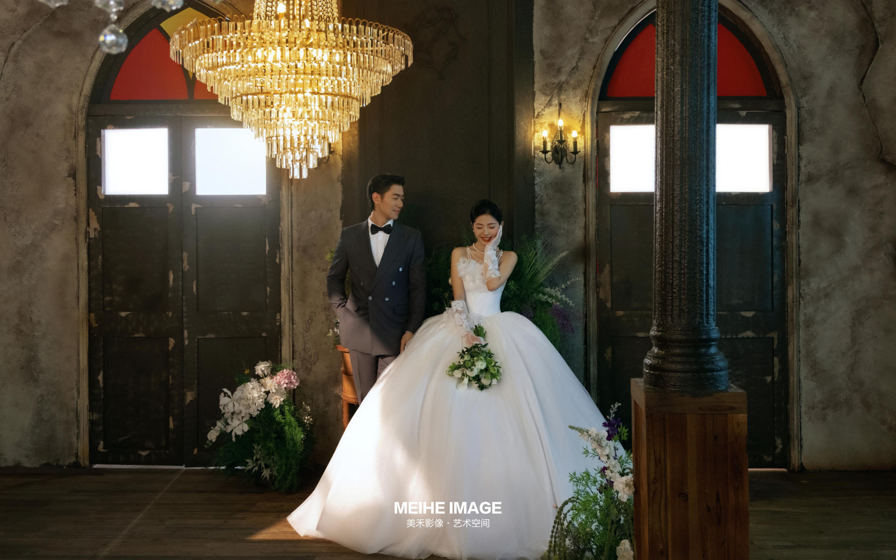 把浪漫刻進(jìn)舊時(shí)光里?復(fù)古古堡風(fēng)婚紗照